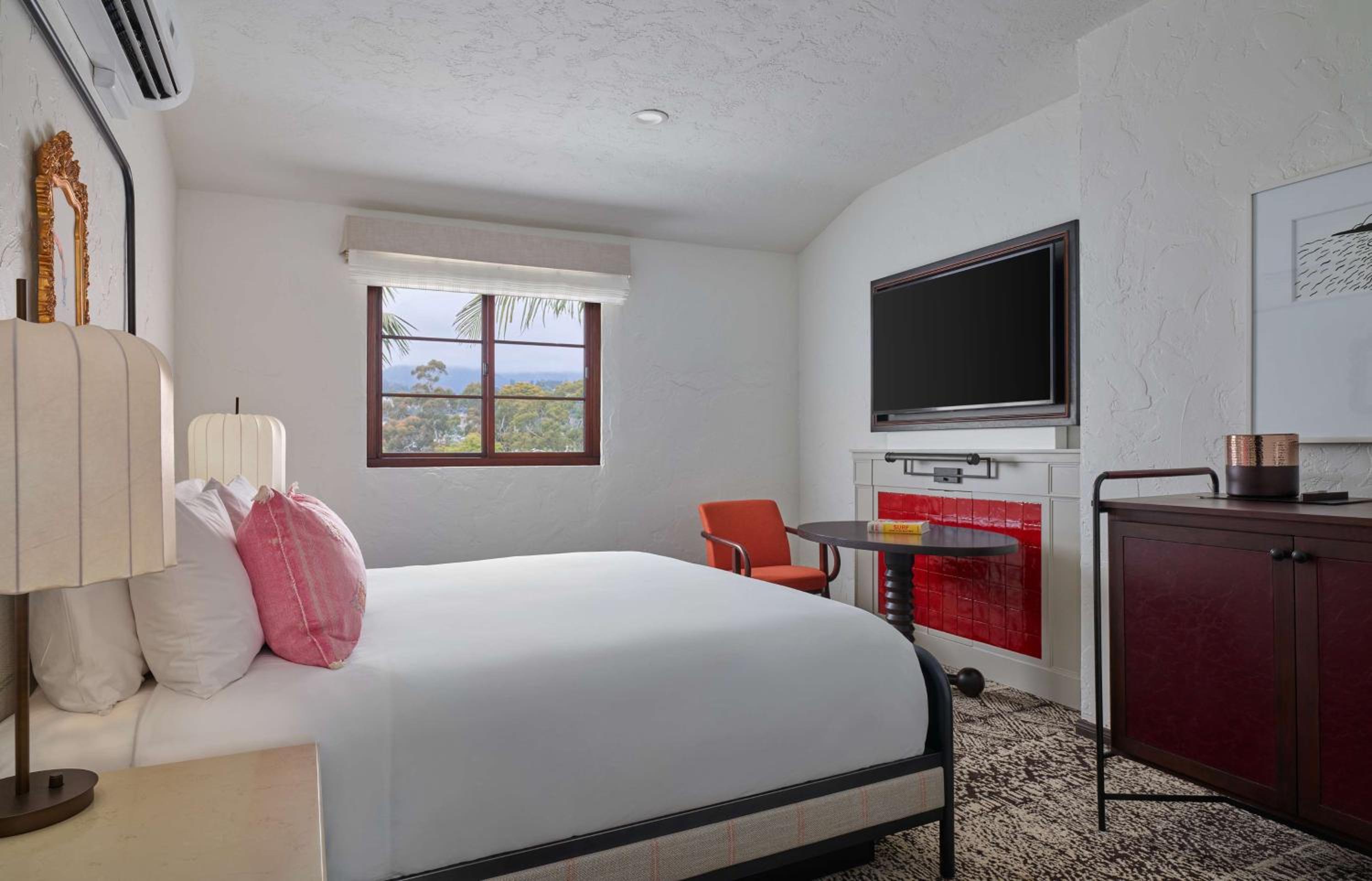 King Room with Accessible Shower - Disability Access - Photo 1