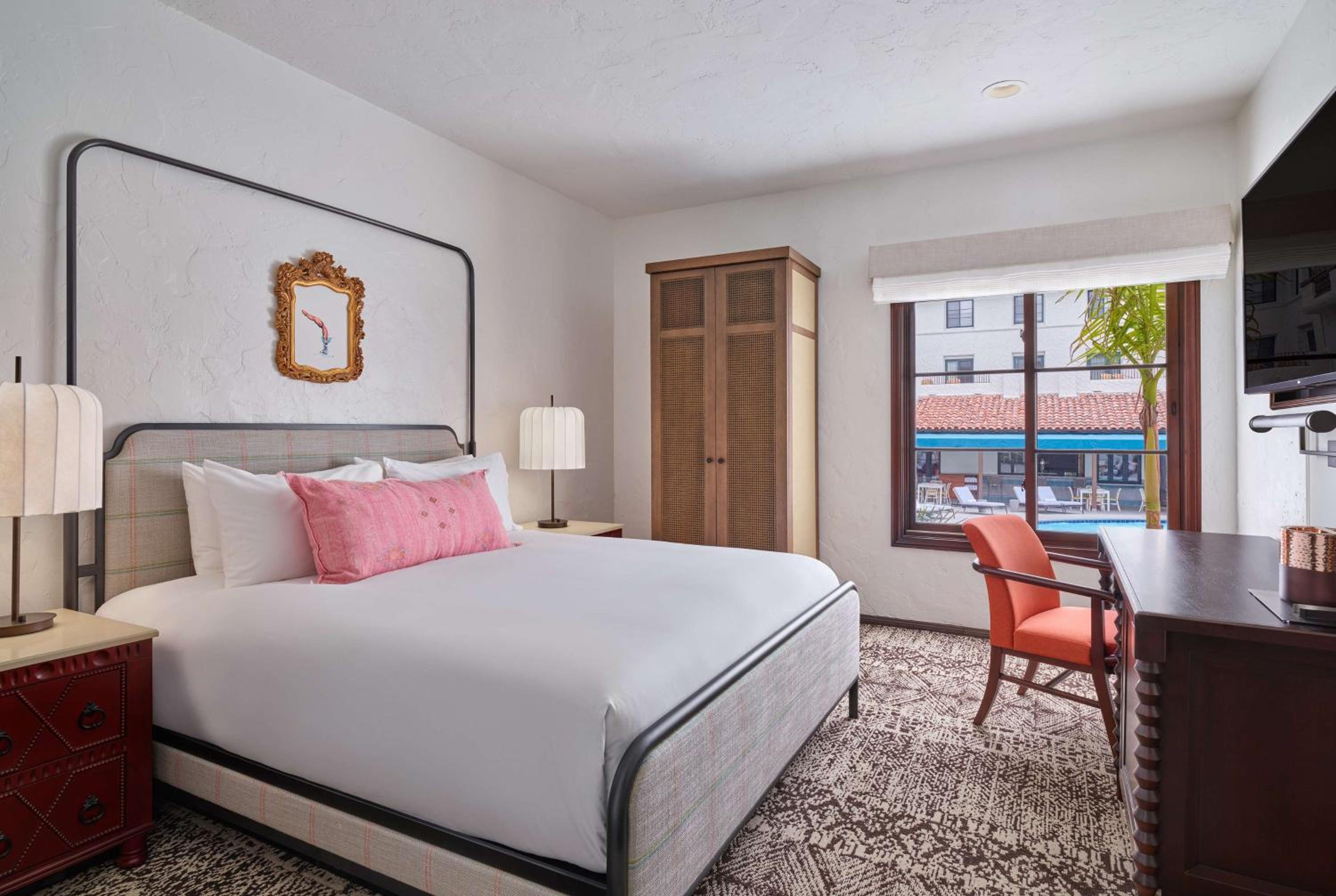 Deluxe King Room - Photo 2