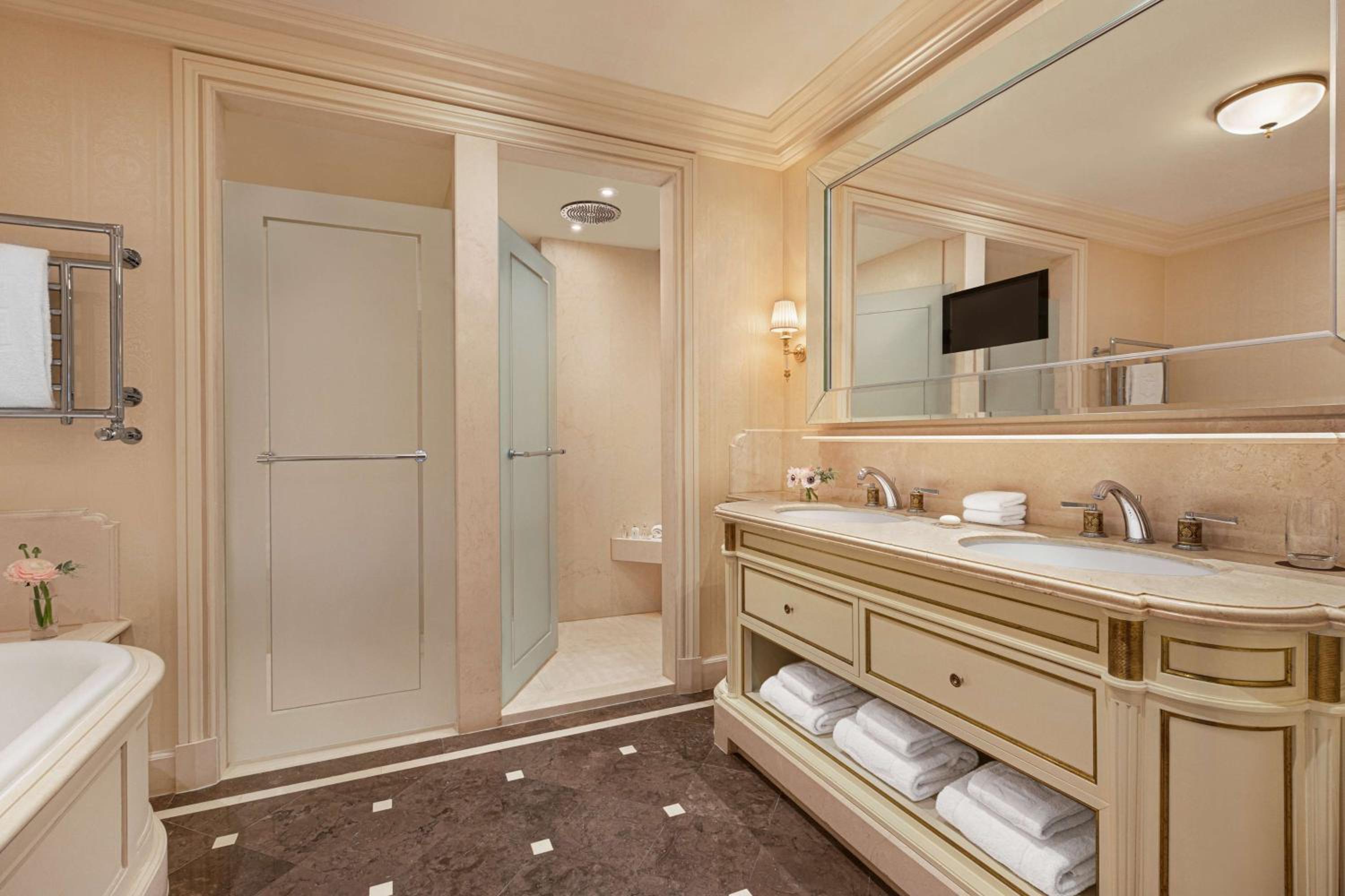 King Room with One King Bed (Non Smoking) thumbnail 5
