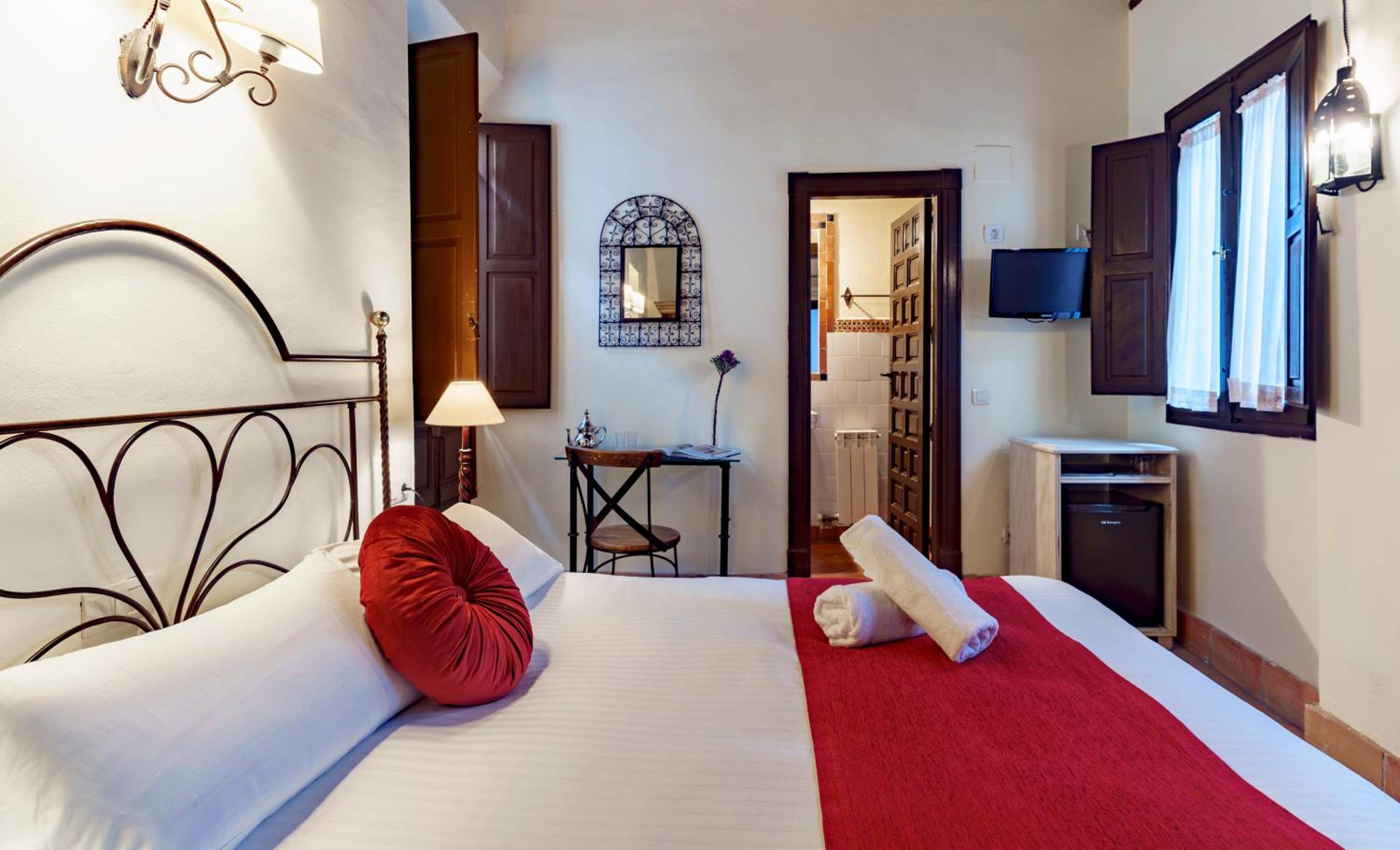Standard Double or Twin Room - Photo 8