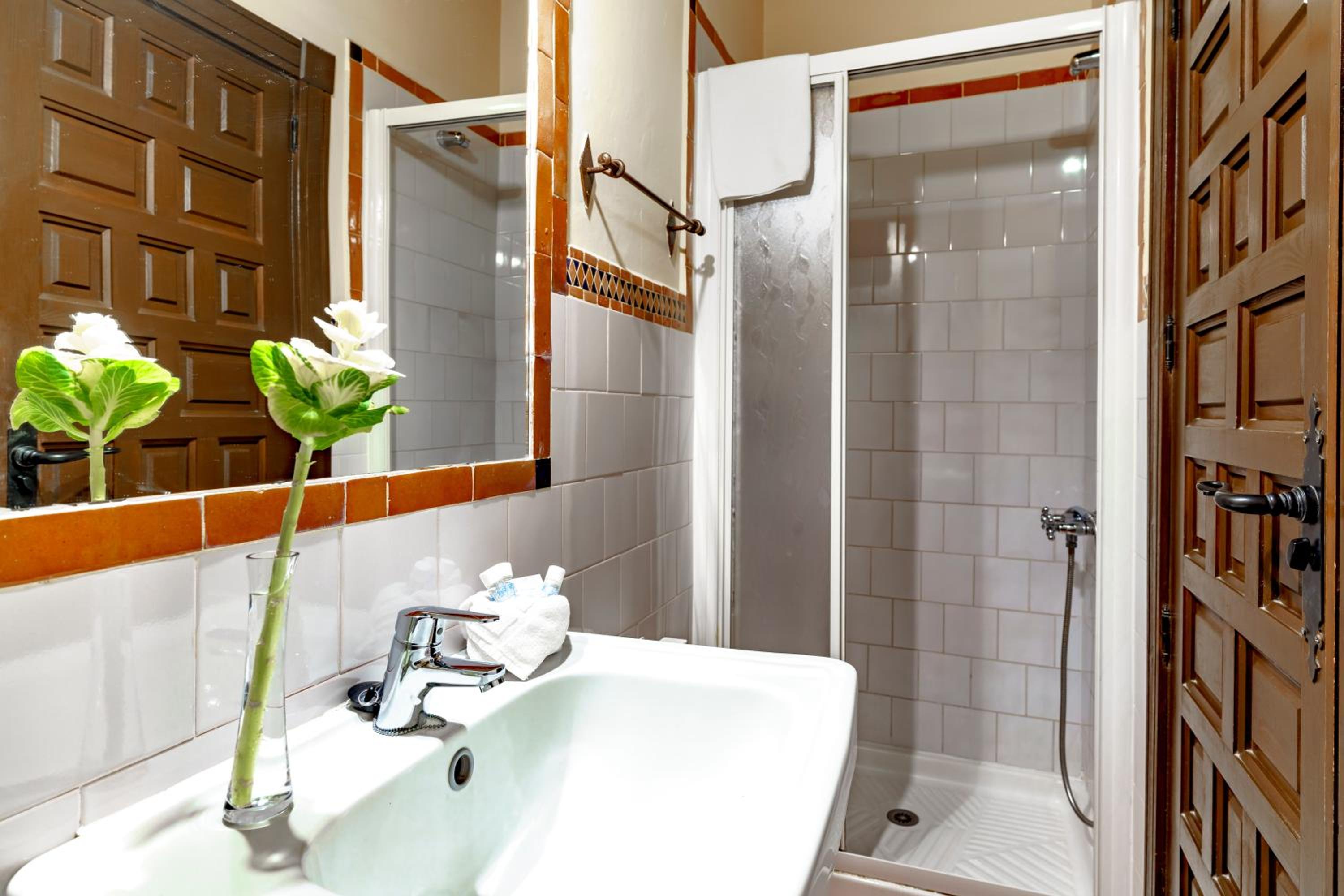 Standard Double or Twin Room - Photo 15