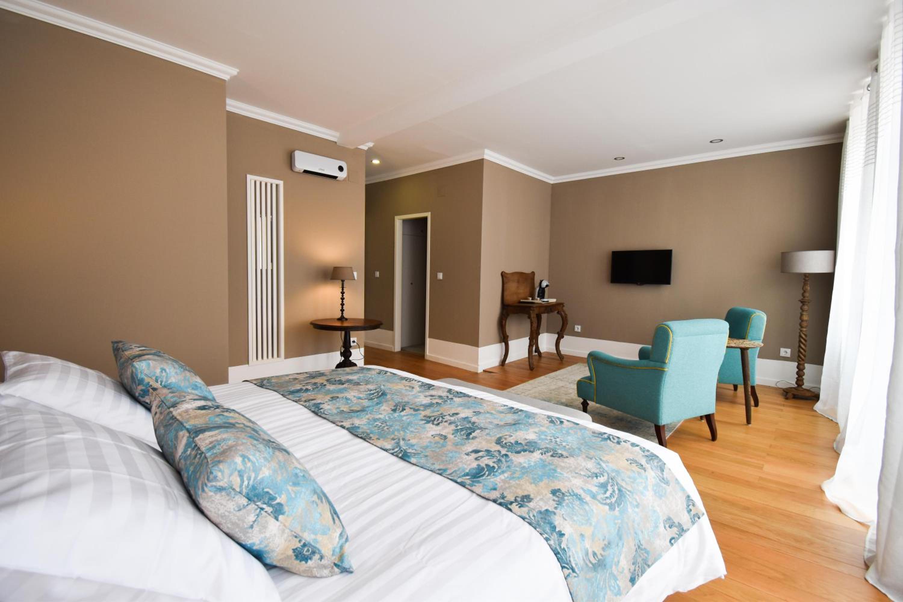 Suite with Balcony - Photo 2