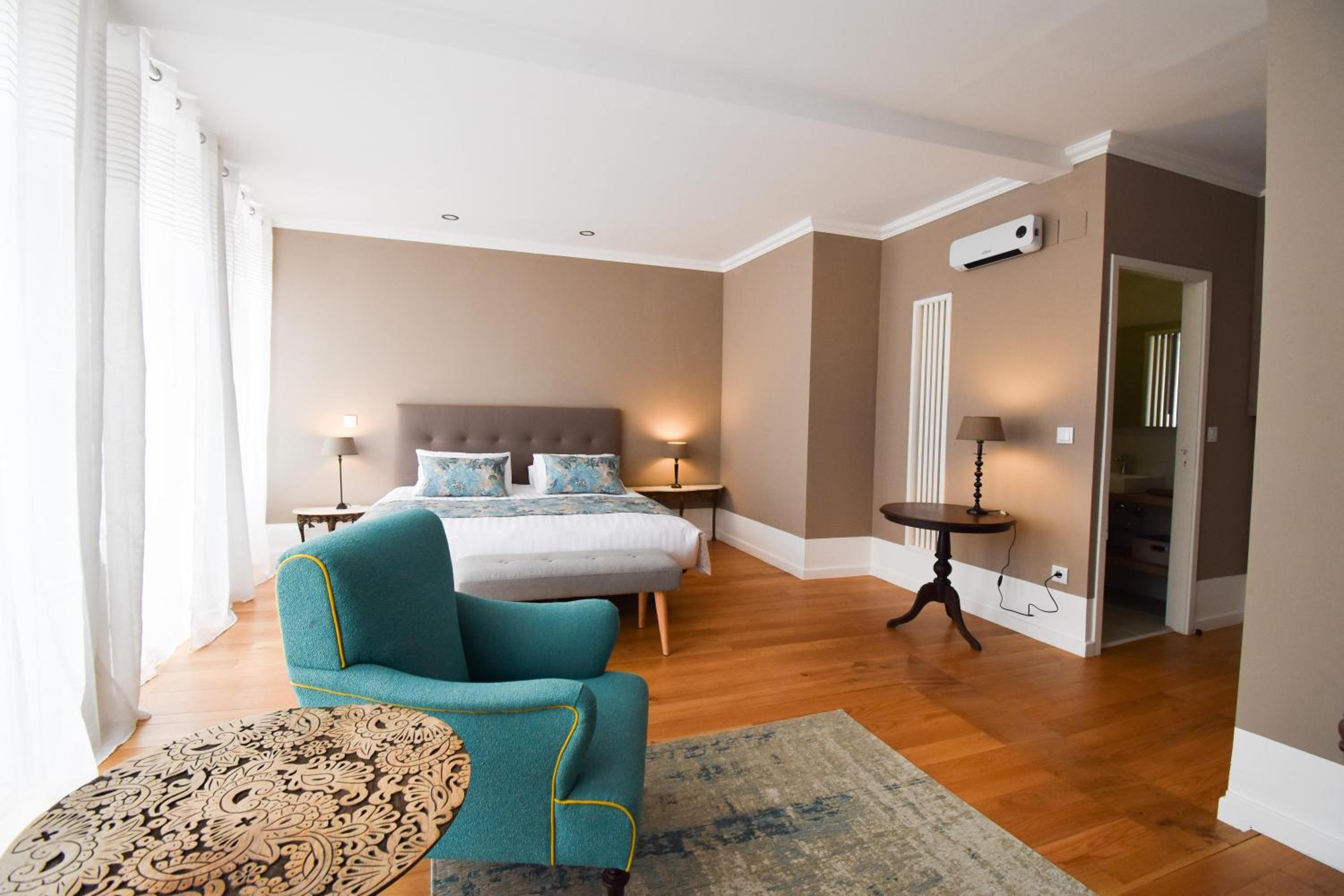 Suite with Balcony - Photo 4