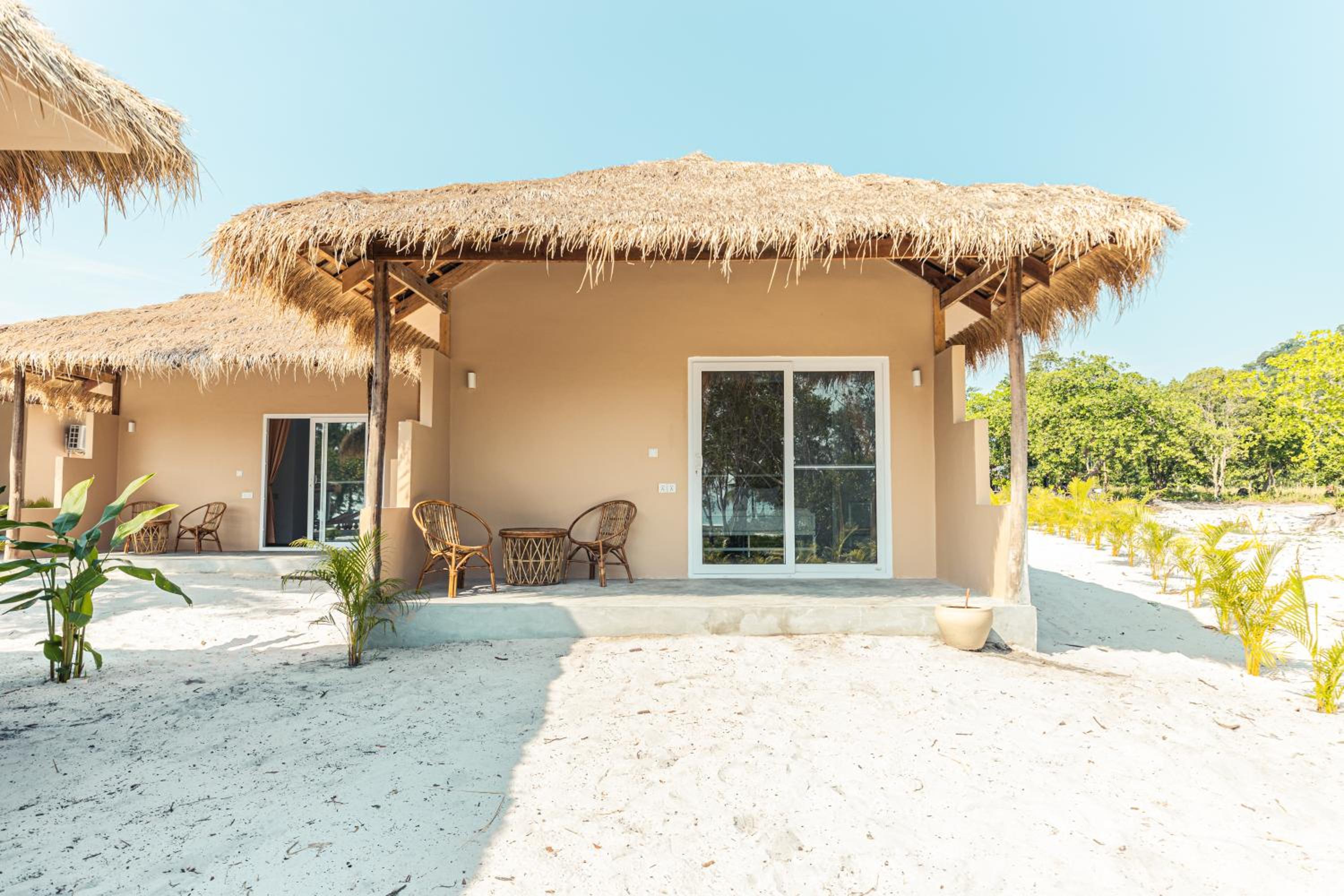 Sea View Bungalow - Photo 2