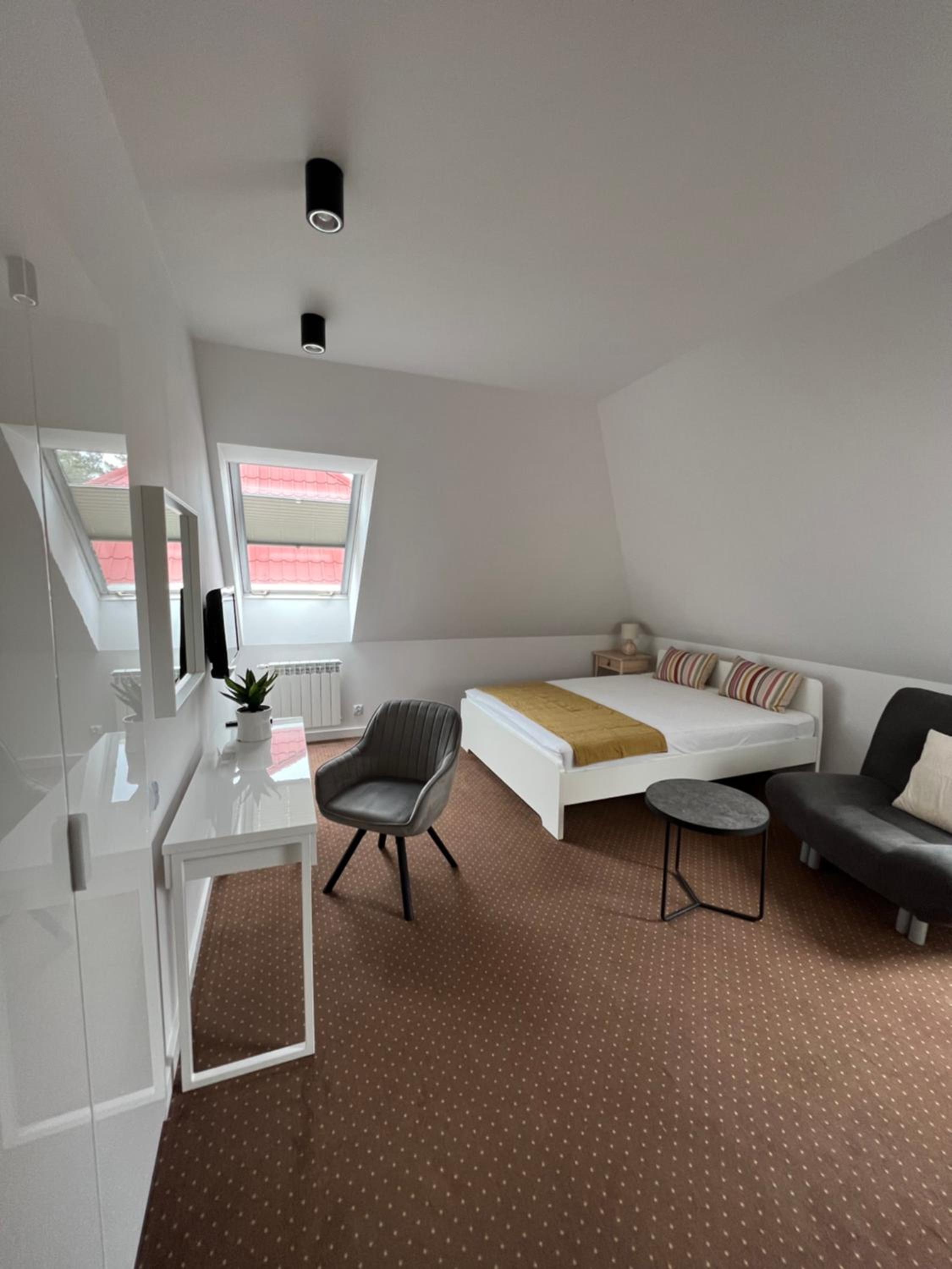 Standard Double Room - Photo 12