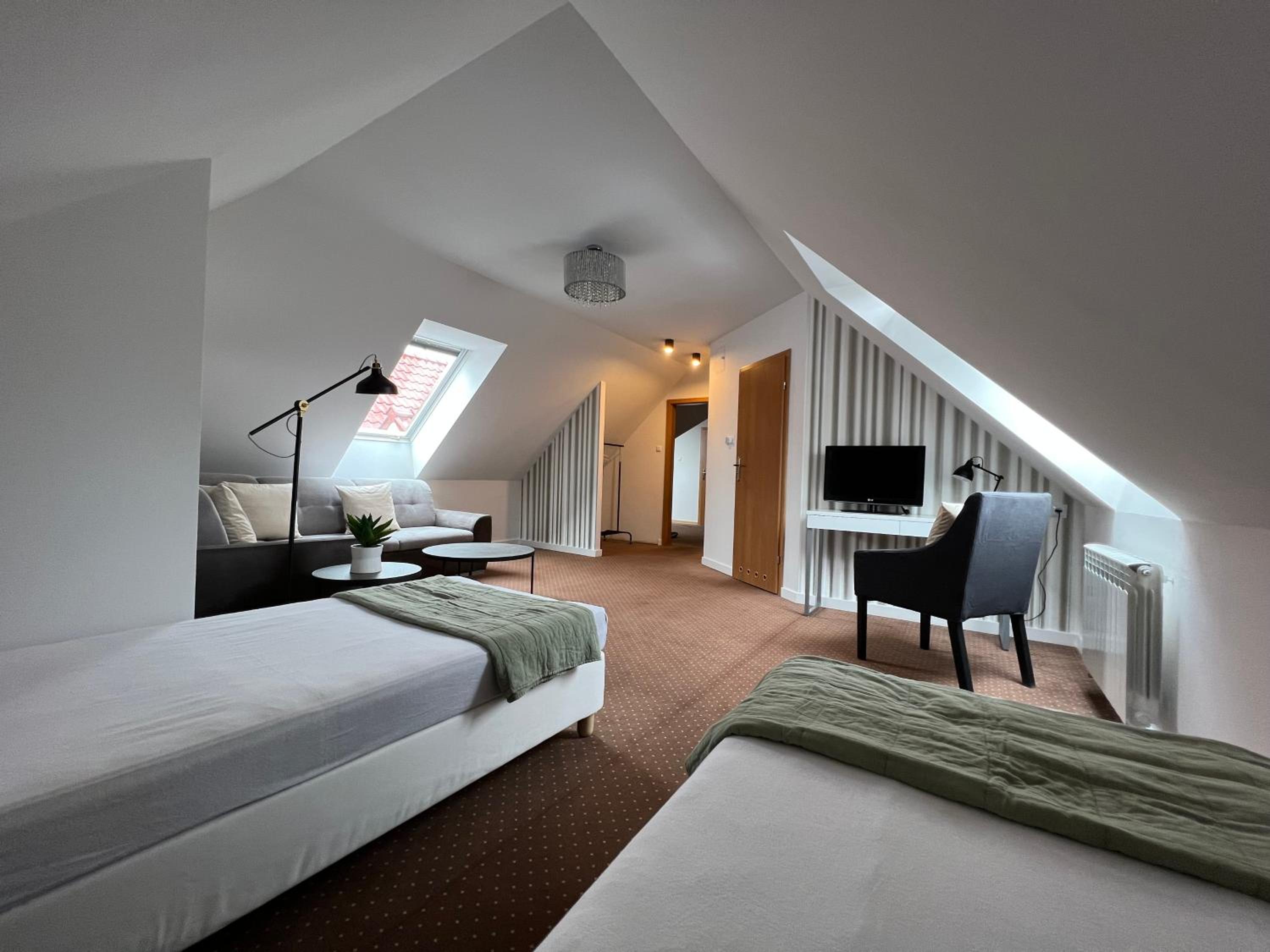 Standard Double Room - Photo 11