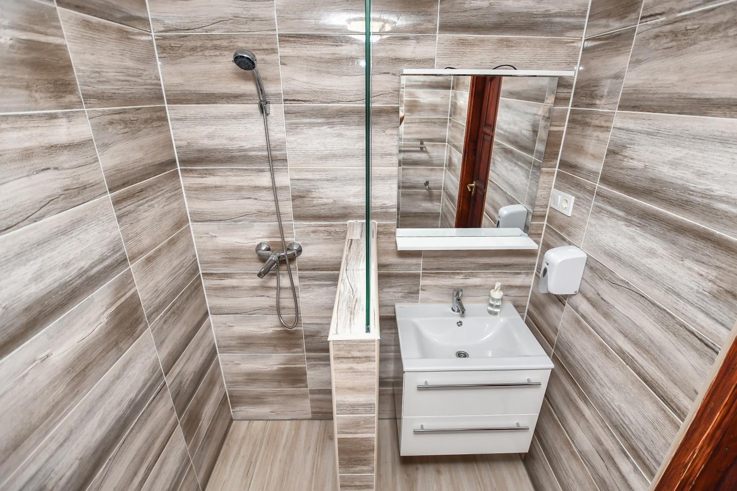 Large Double or Twin Room - Photo 5