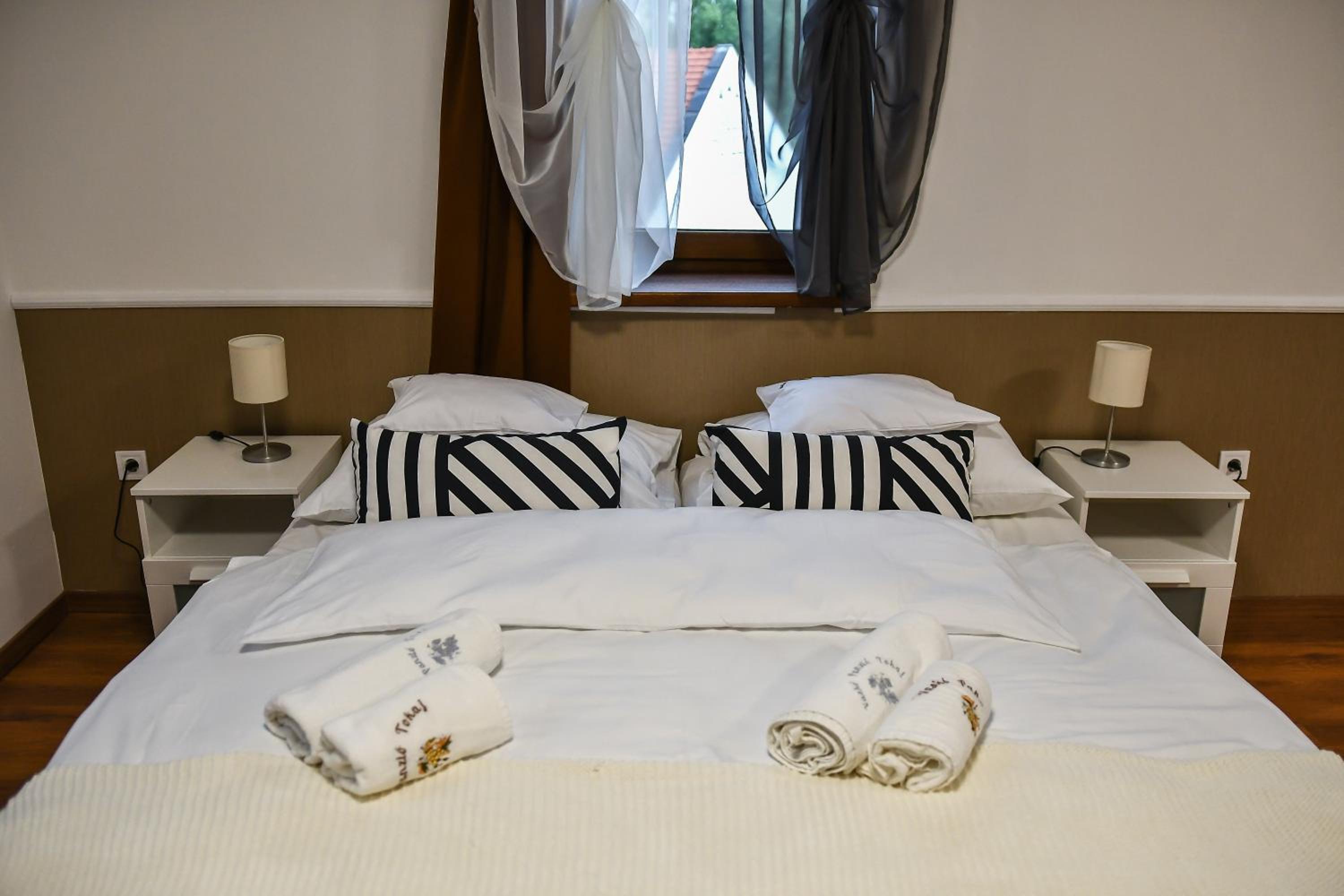Large Double or Twin Room - Photo 3