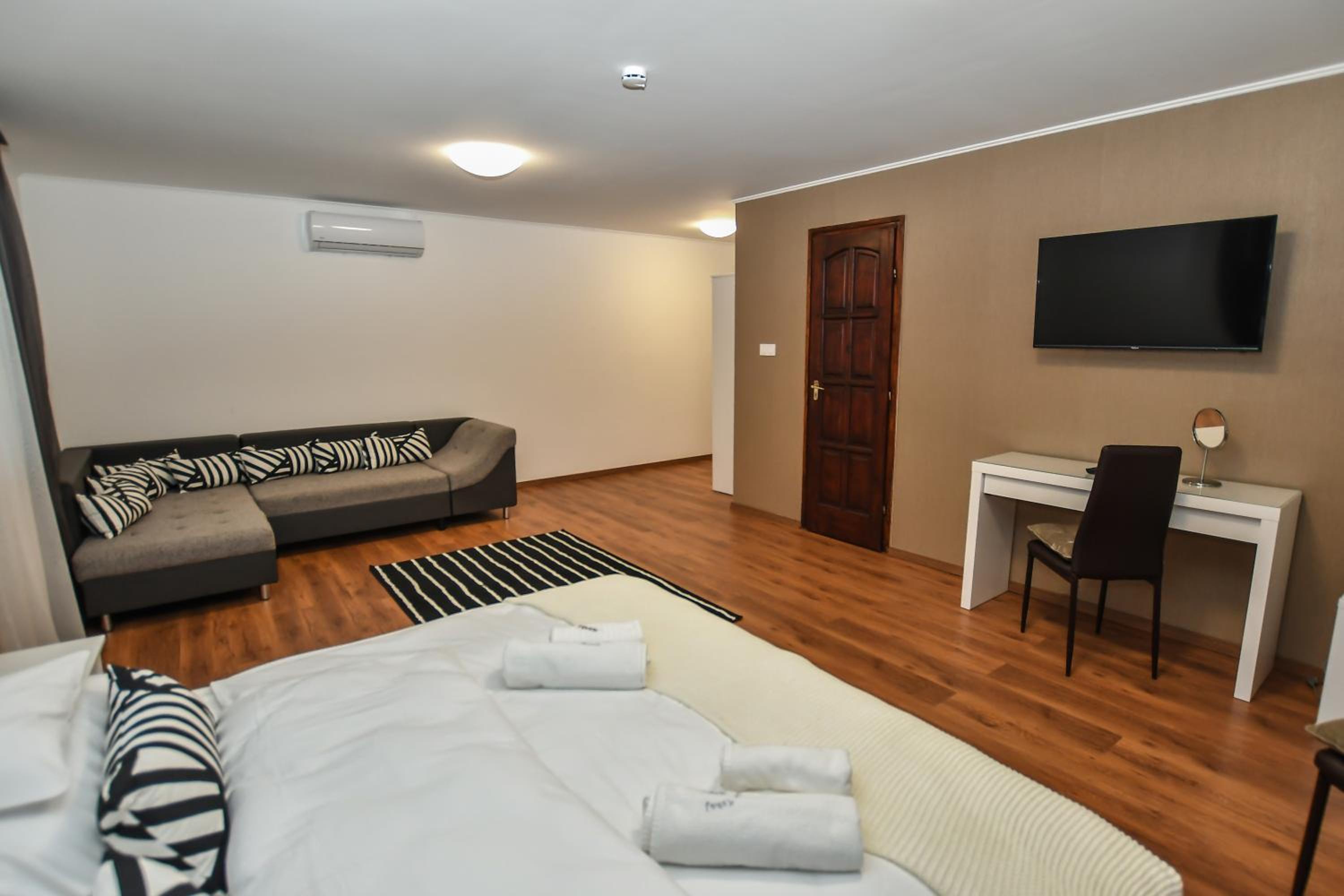 Large Double or Twin Room - Photo 4