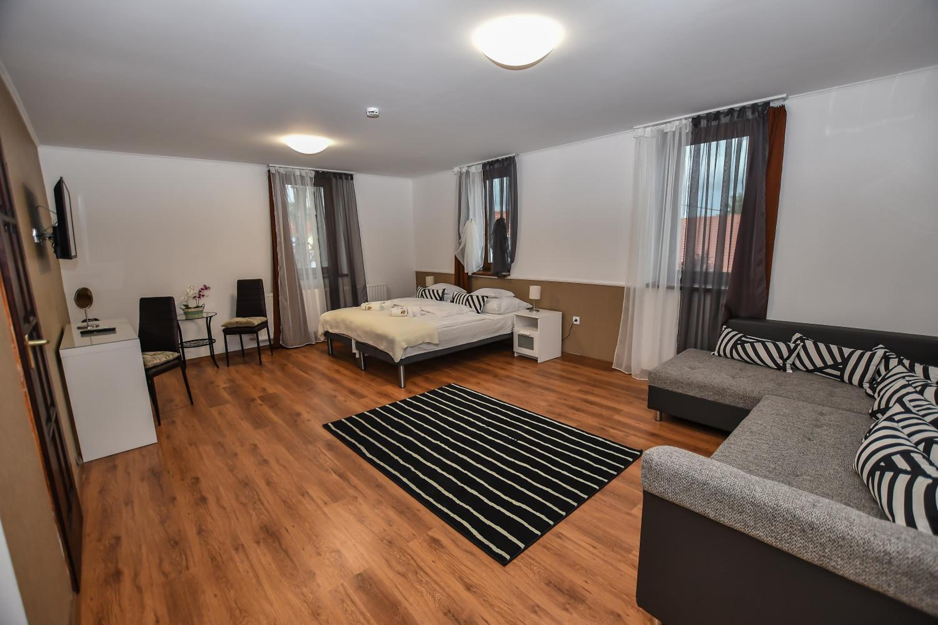 Large Double or Twin Room - Photo 1