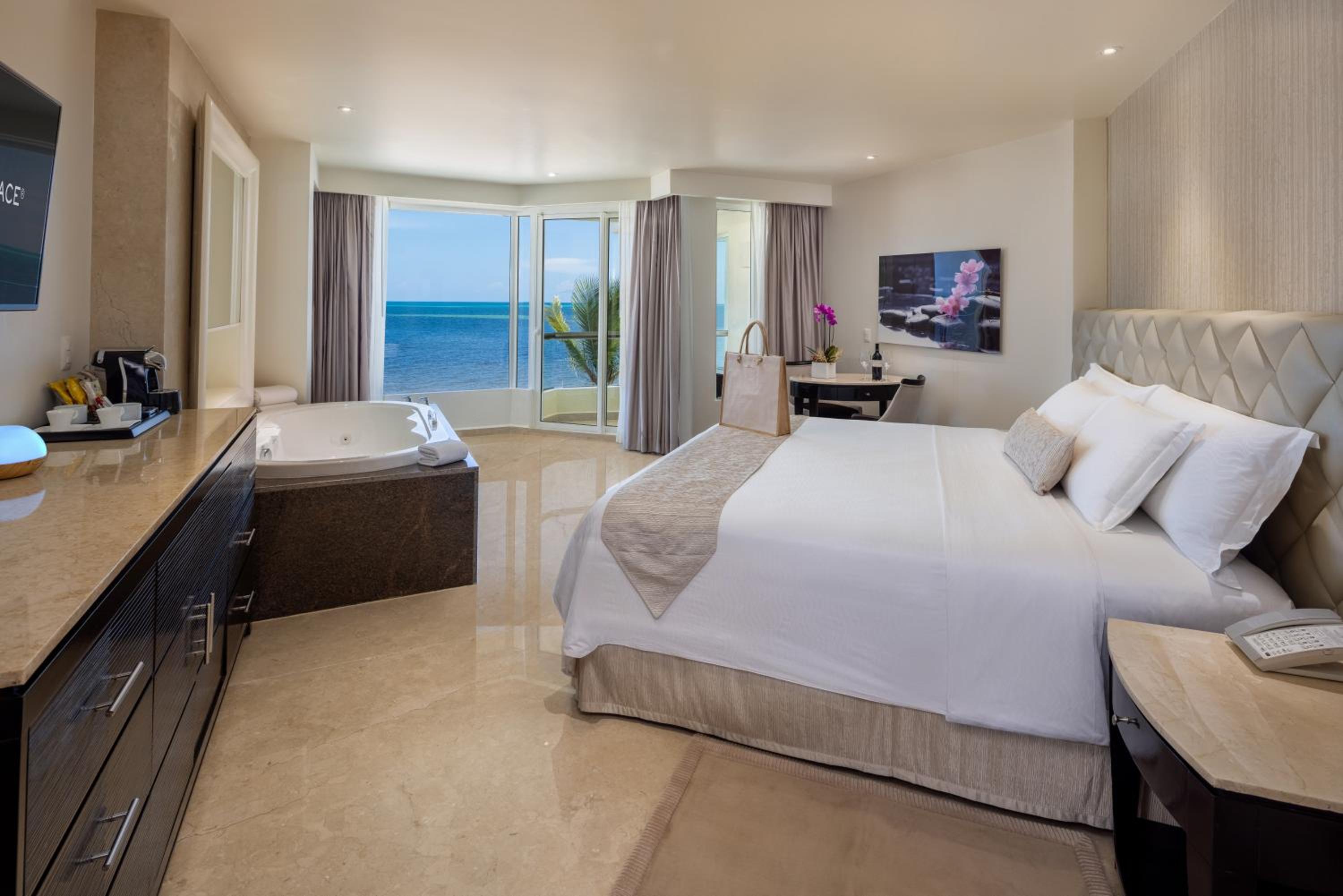 Superior Honeymoon Suite Ocean Front - King Size Bed