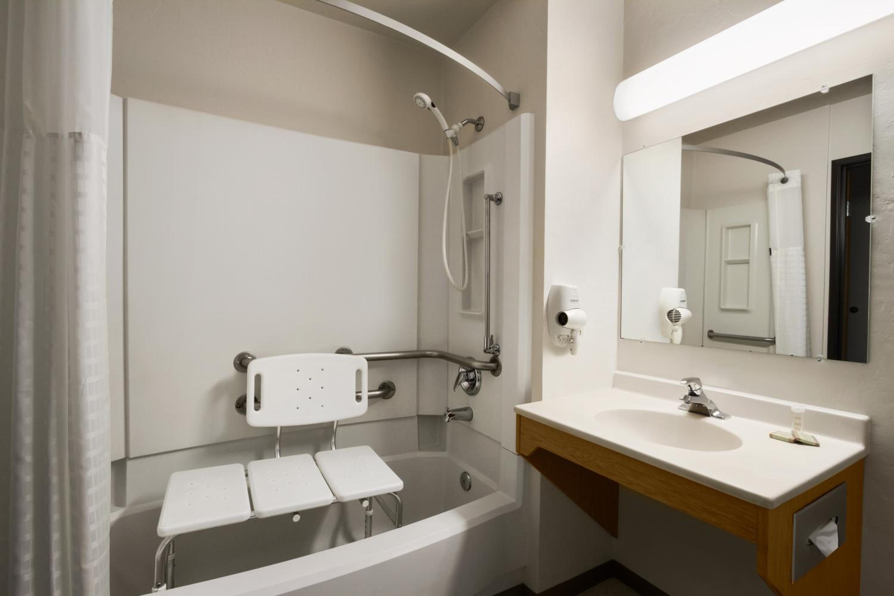Queen Room - Mobility Access/Non-Smoking - Photo 2