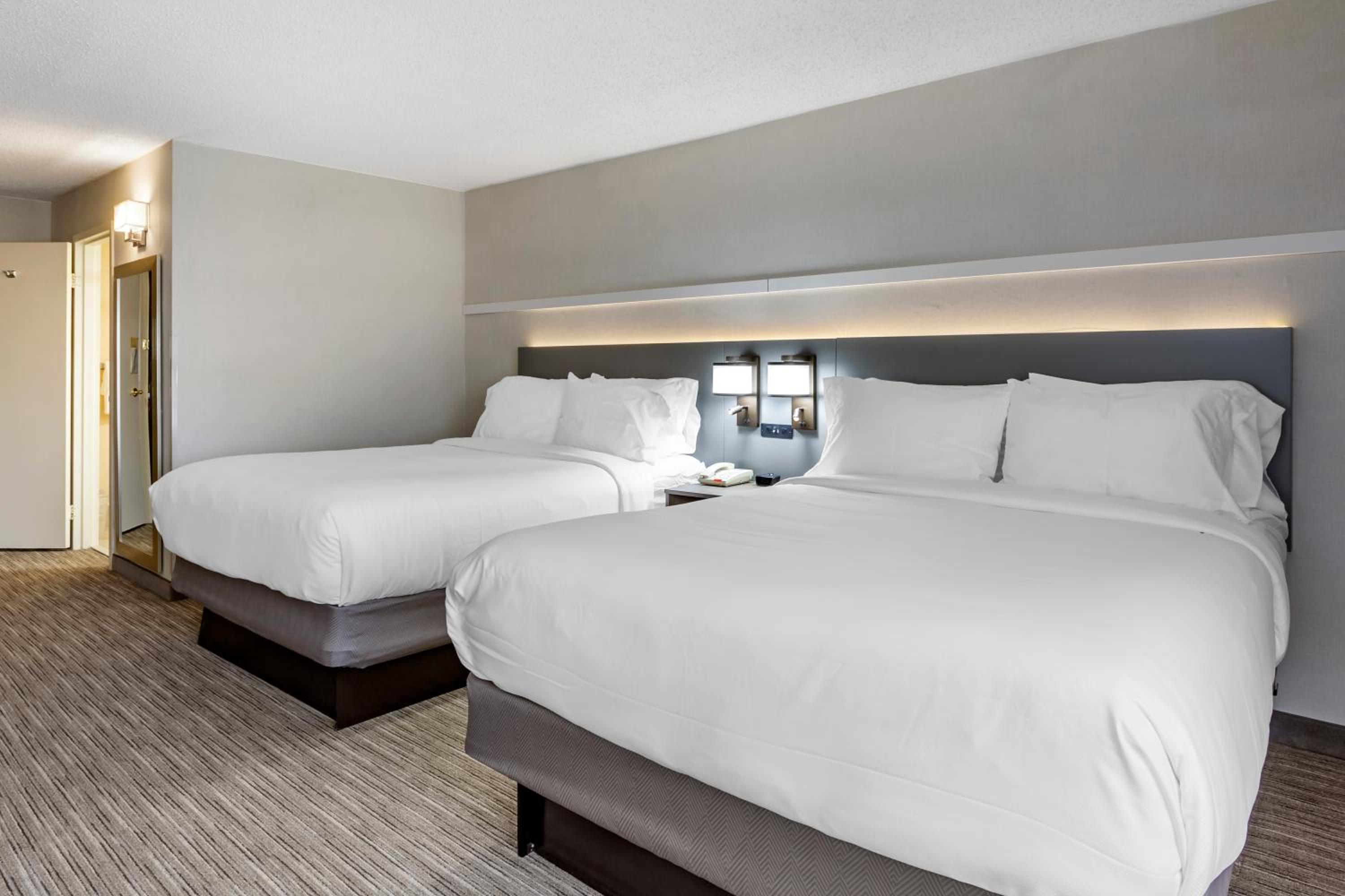 Standard Queen Room with Two Queen Beds - Non Smoking  - Photo 4