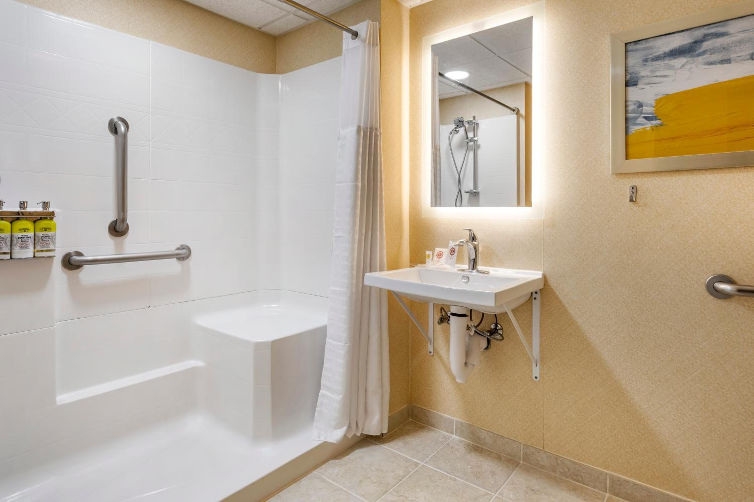 Queen Room - Accessible/Non Smoking - Photo 4