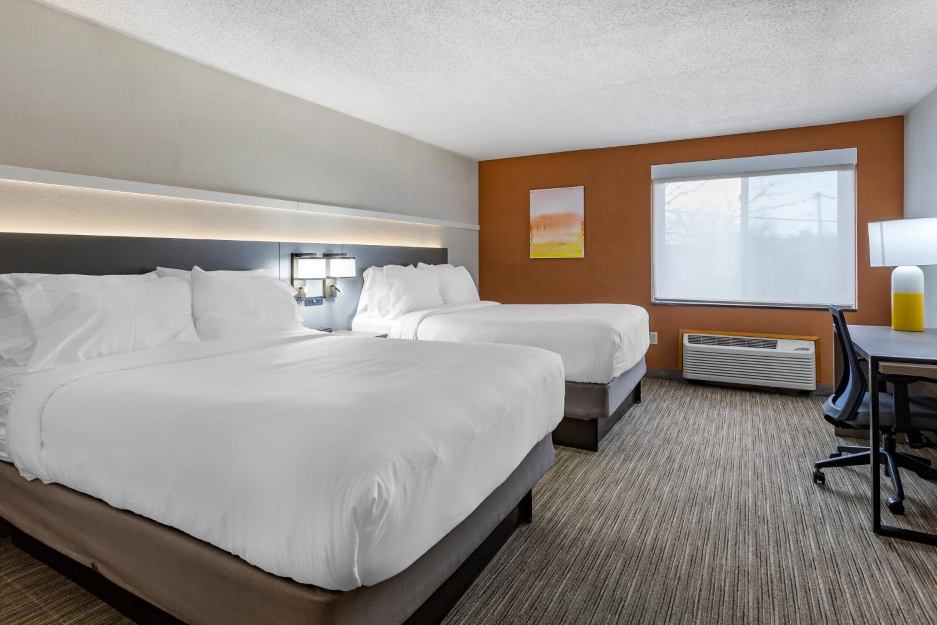 Standard Queen Room with Two Queen Beds - Non Smoking  - Photo 3