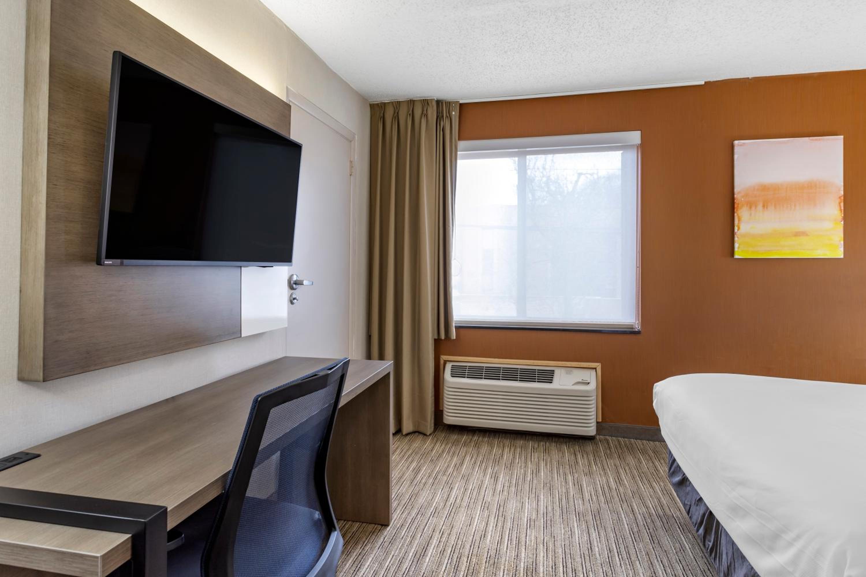 Queen Room - Accessible/Non Smoking - Photo 3