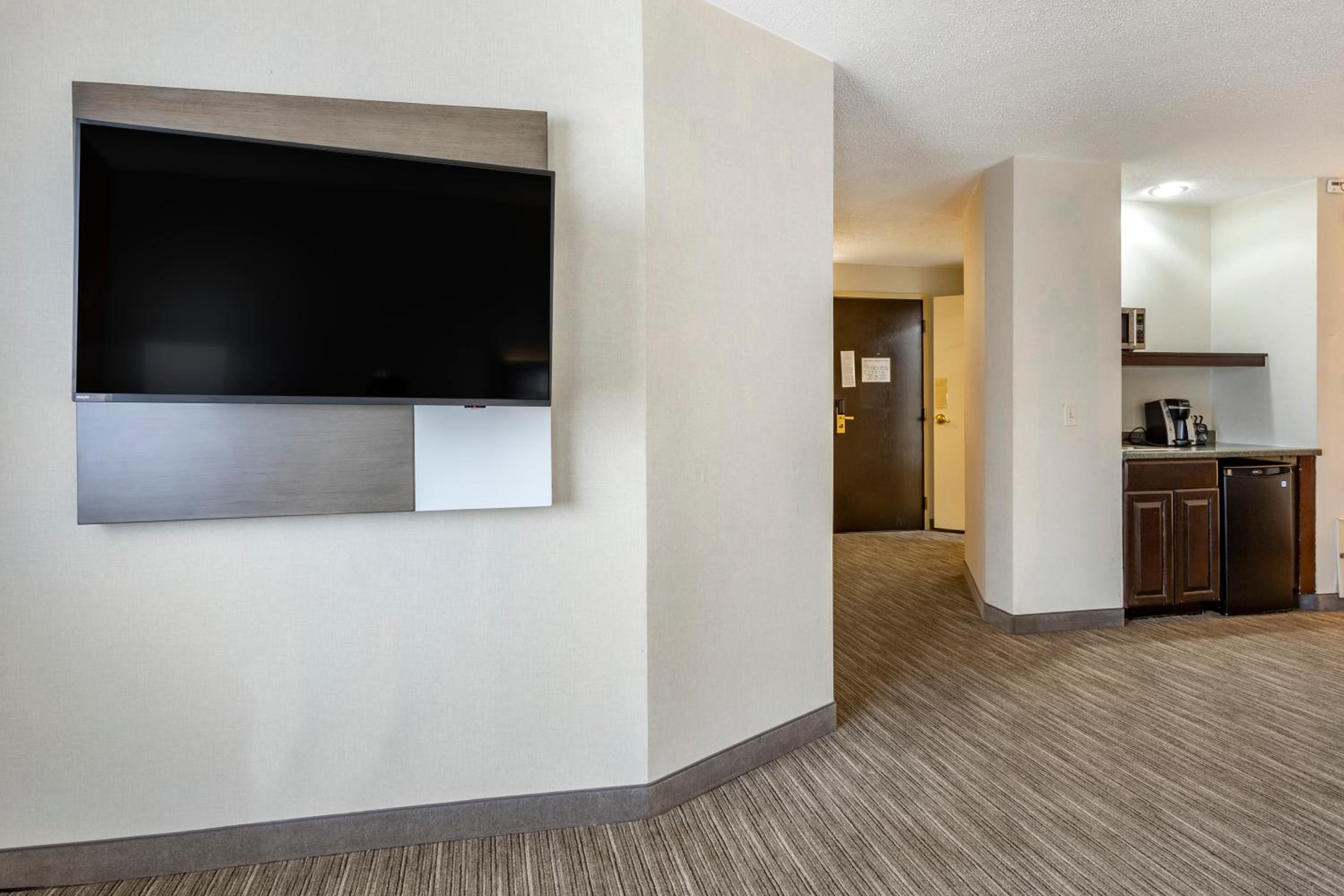 King Suite with Whirlpool - Non-smoking - Photo 4