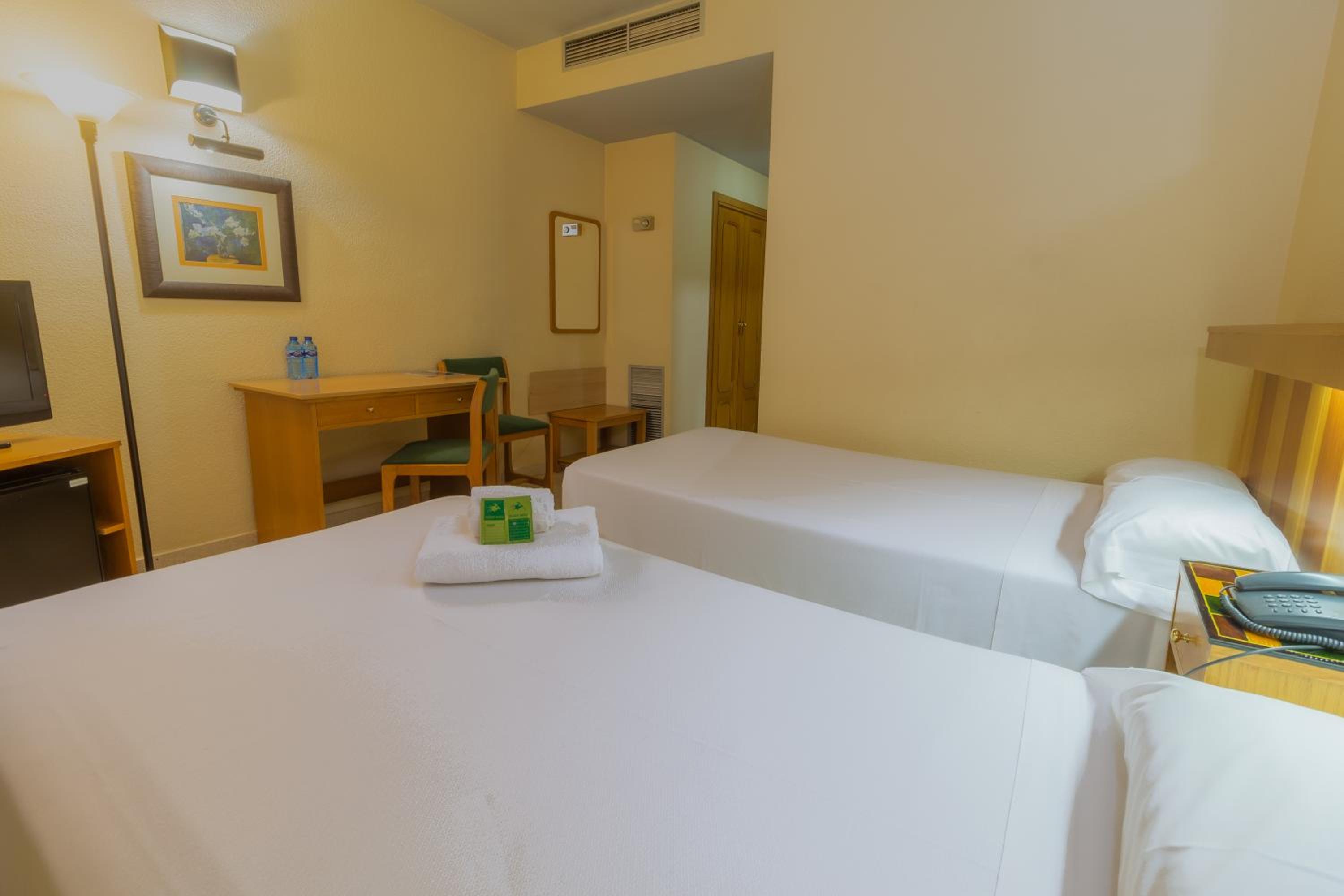Twin Room - Photo 4