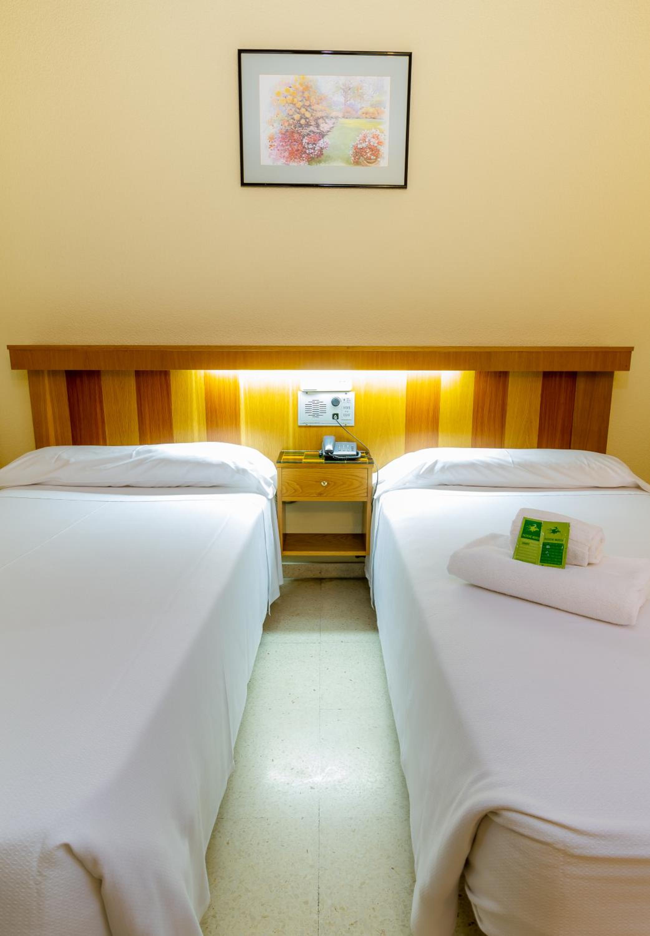 Twin Room - Photo 8