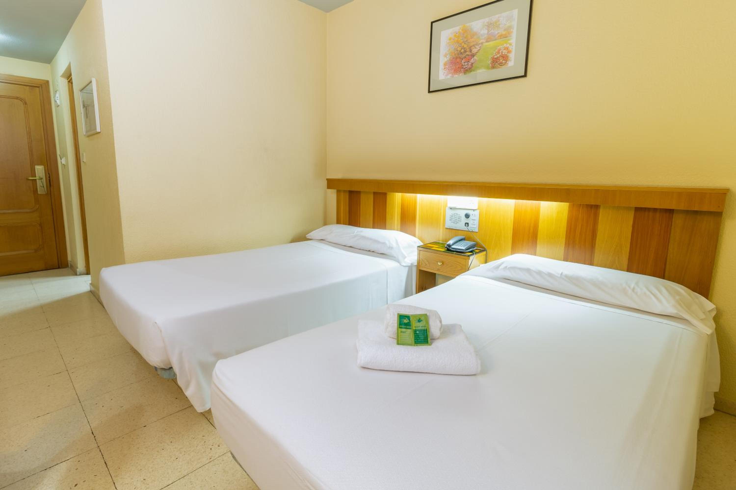 Twin Room - Photo 2