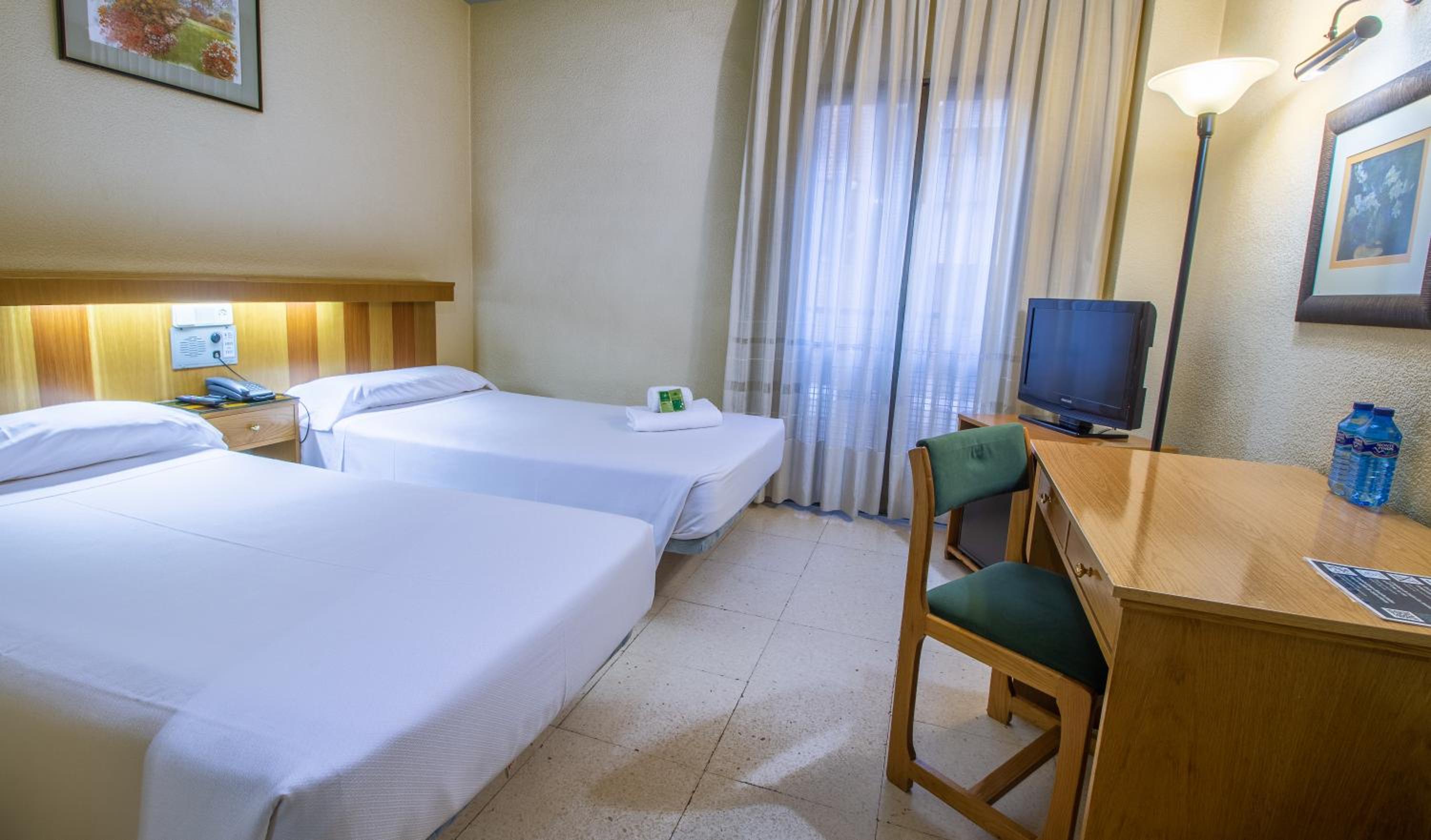 Twin Room - Photo 6