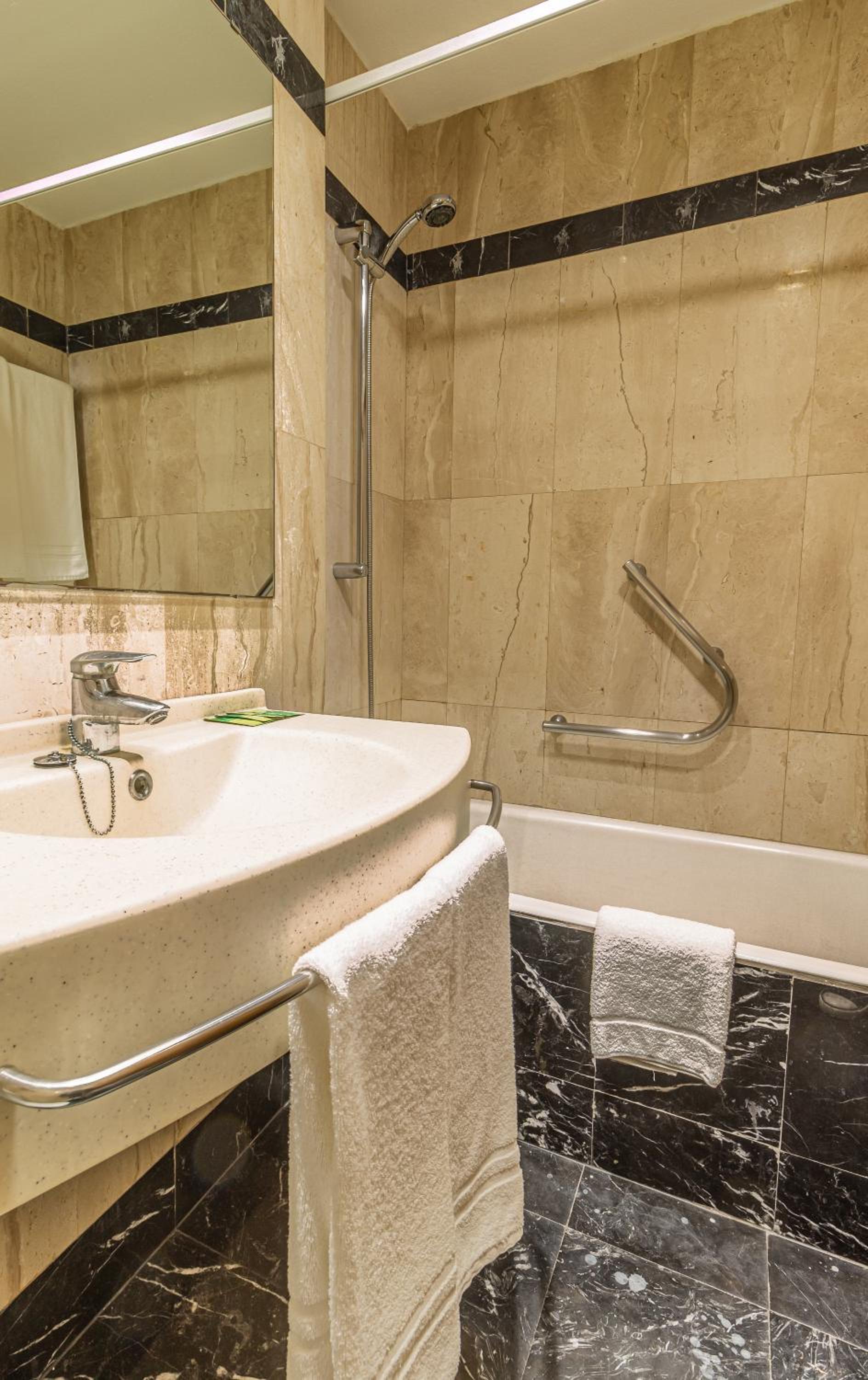 Twin Room - Photo 10