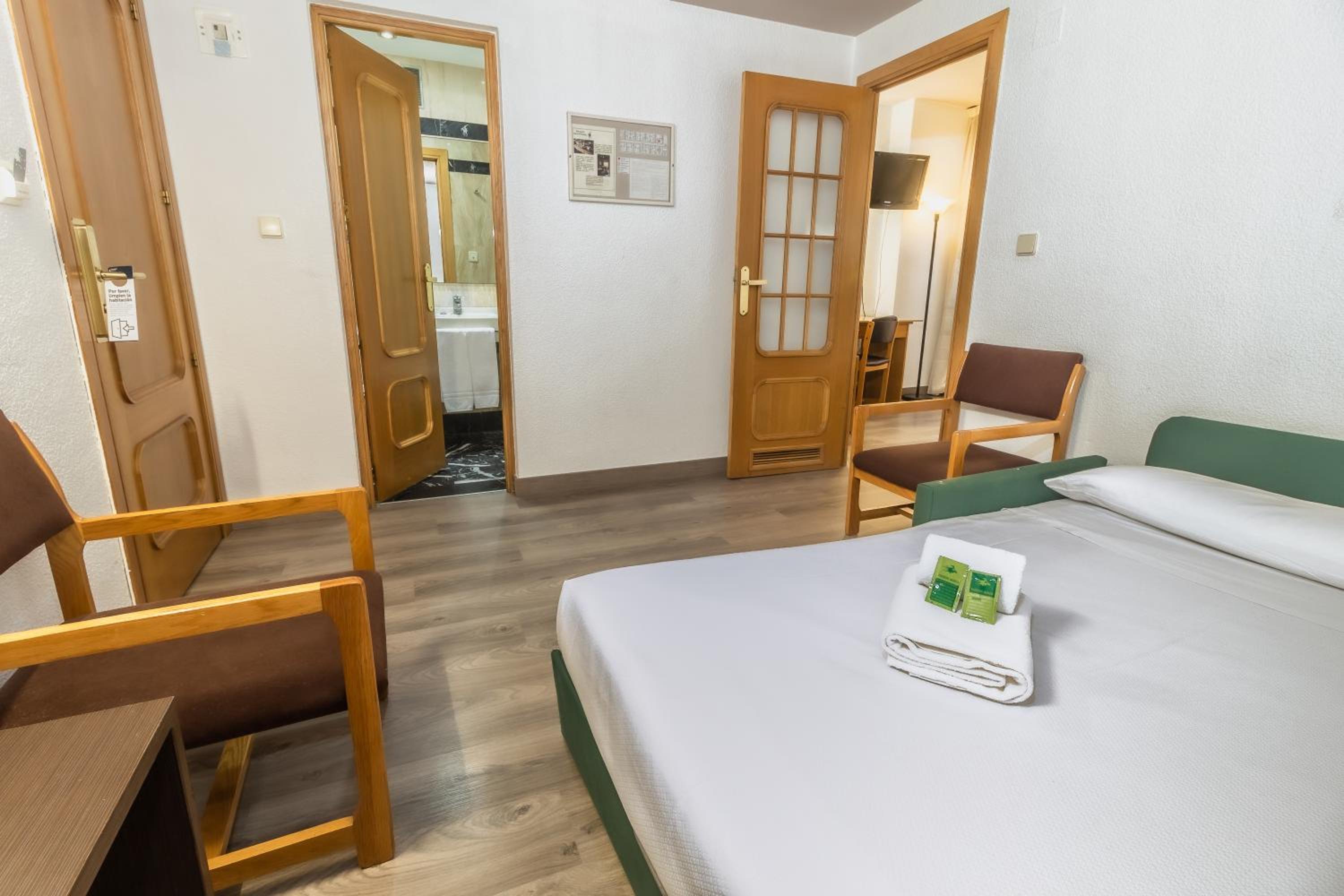 Standard Triple Room - Photo 4