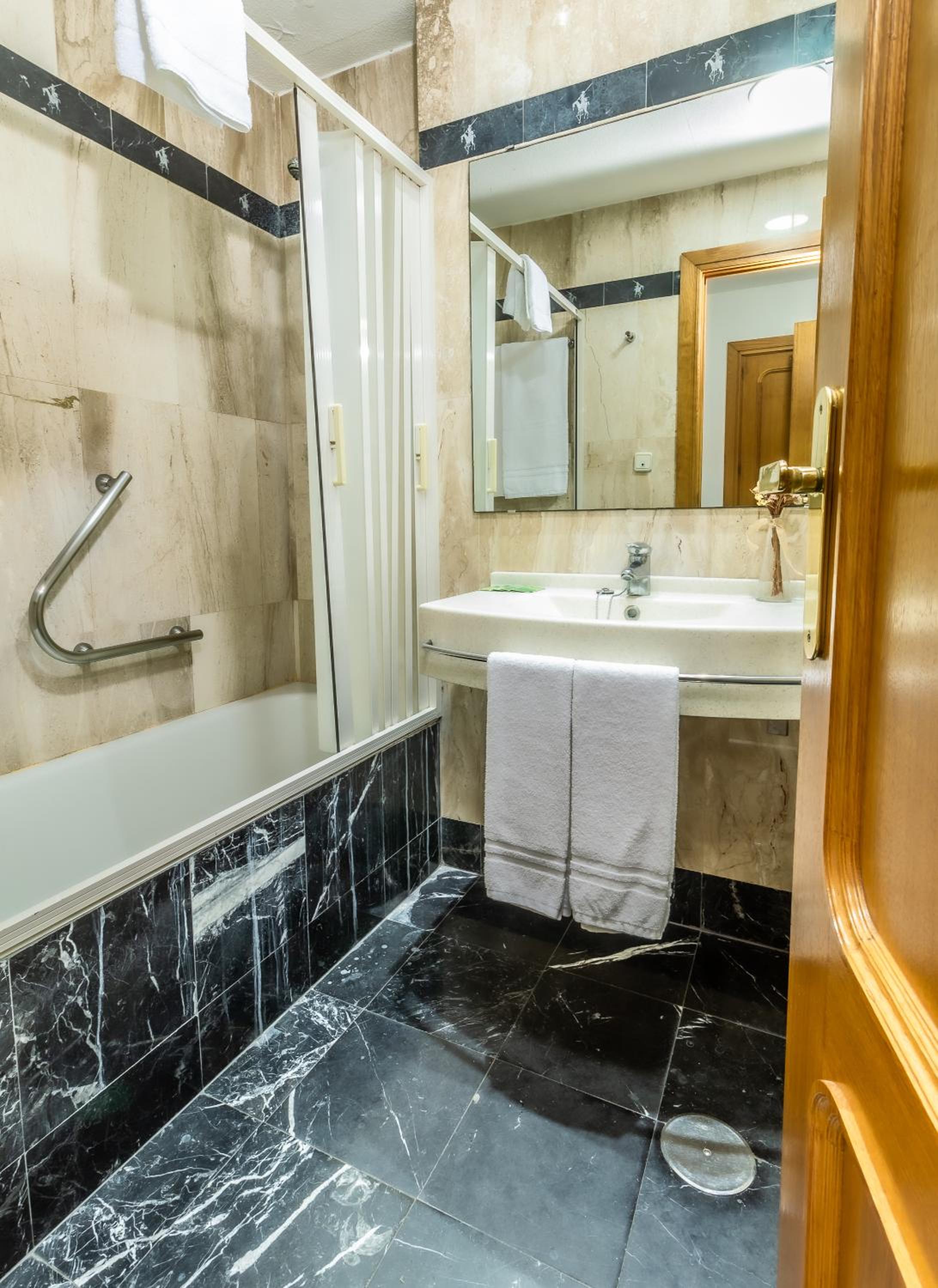 Standard Queen Room - Photo 10