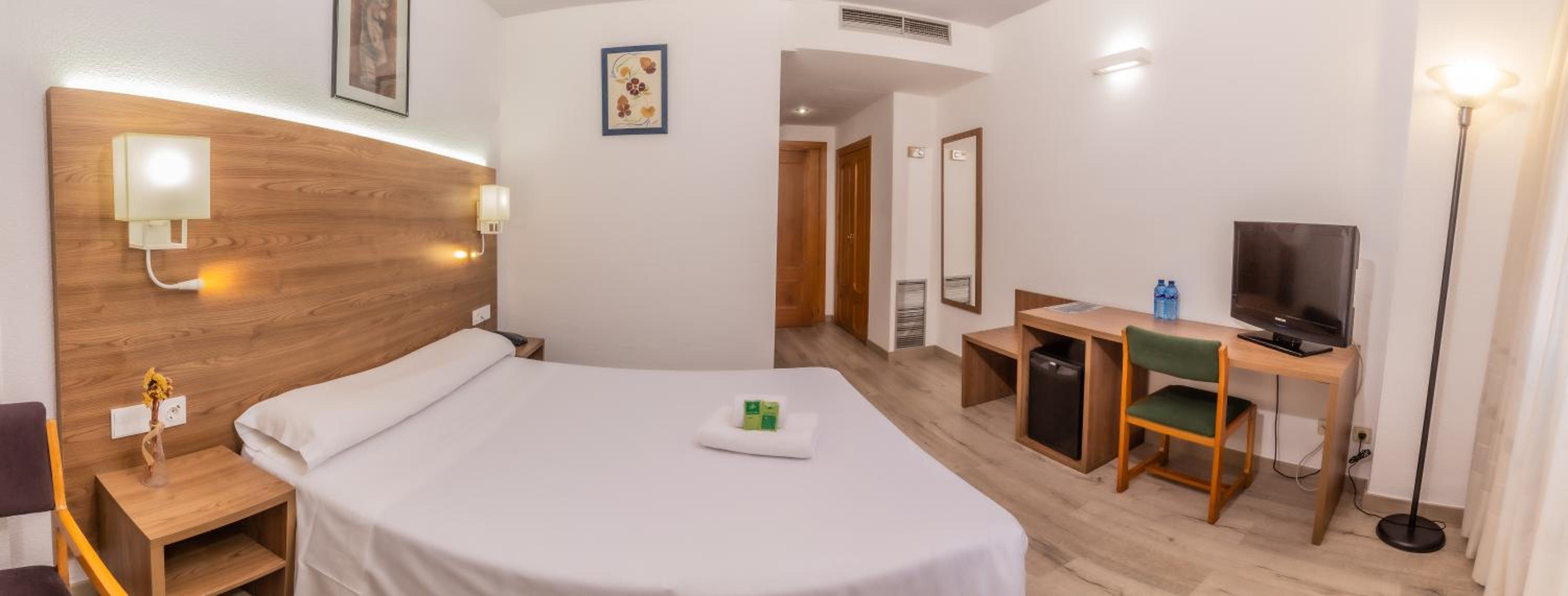 Standard Queen Room - Photo 8