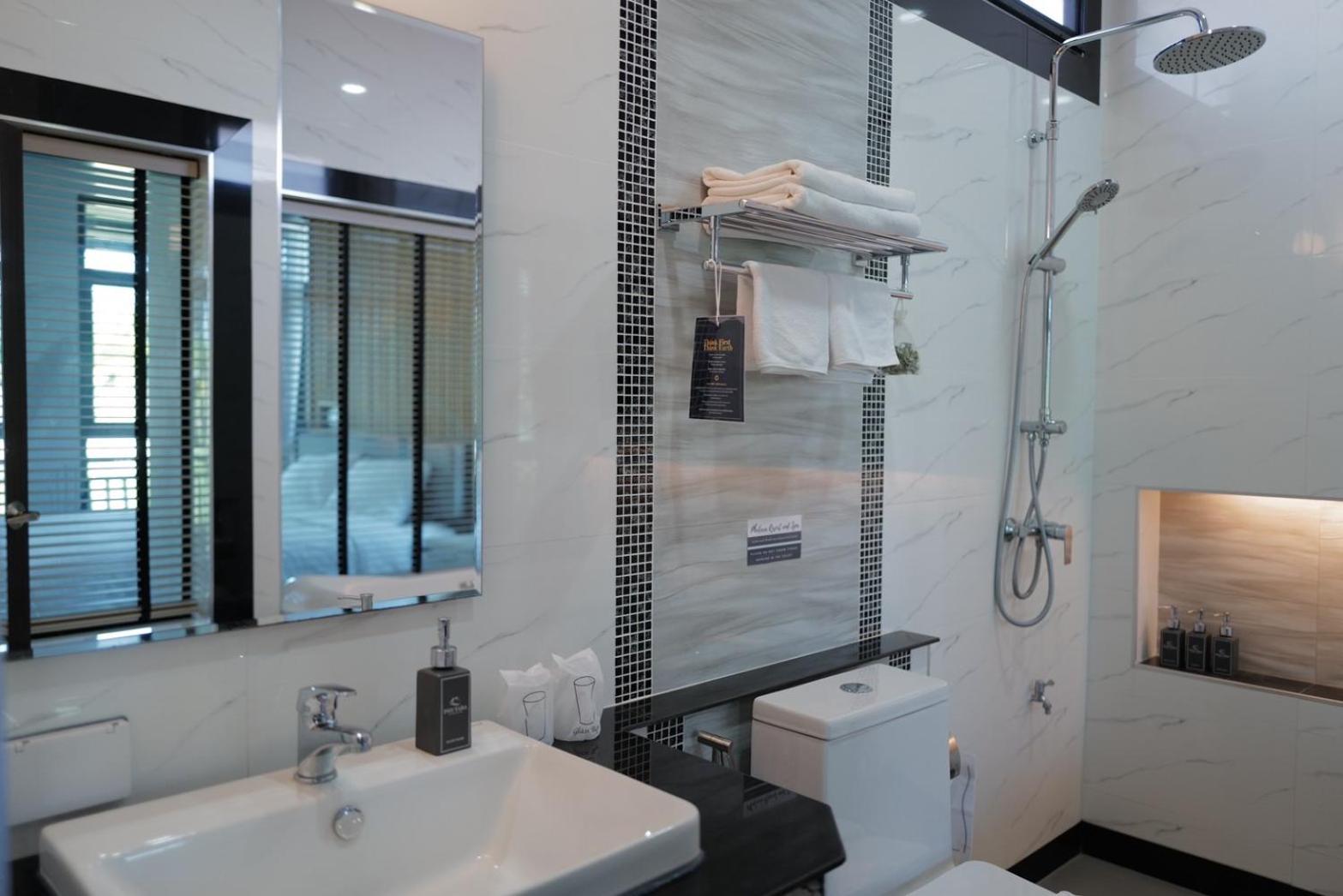 Deluxe Twin Room with Bathtub - Photo 21