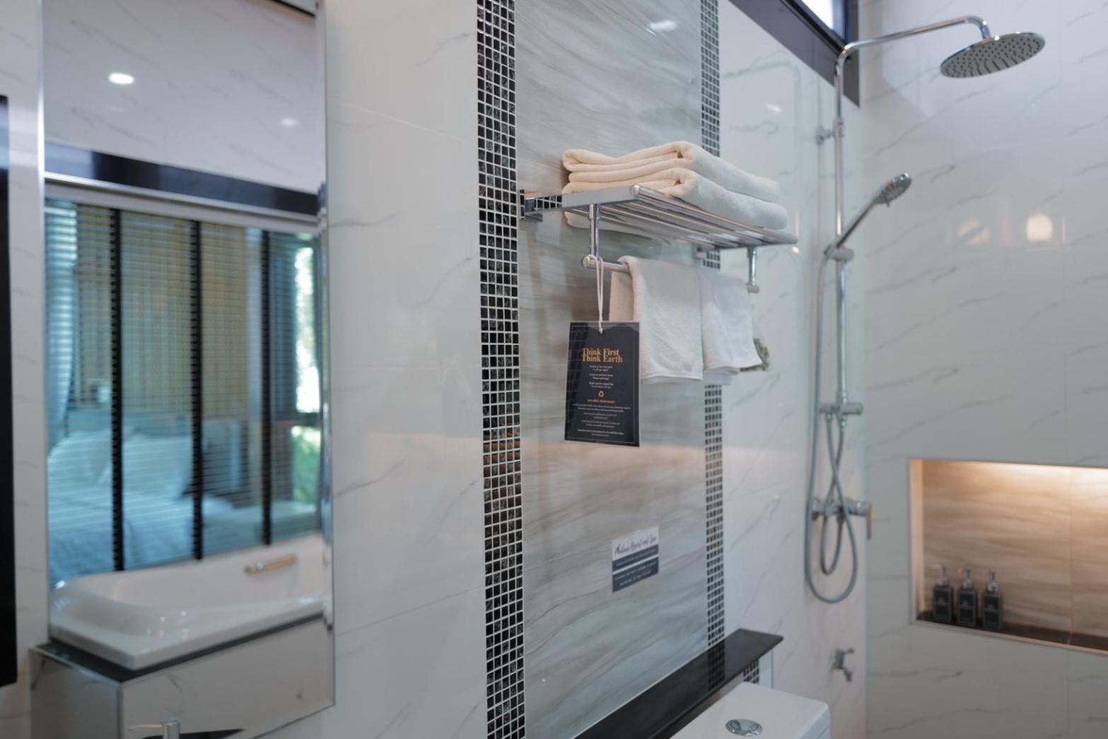 Deluxe Twin Room with Bathtub - Photo 2