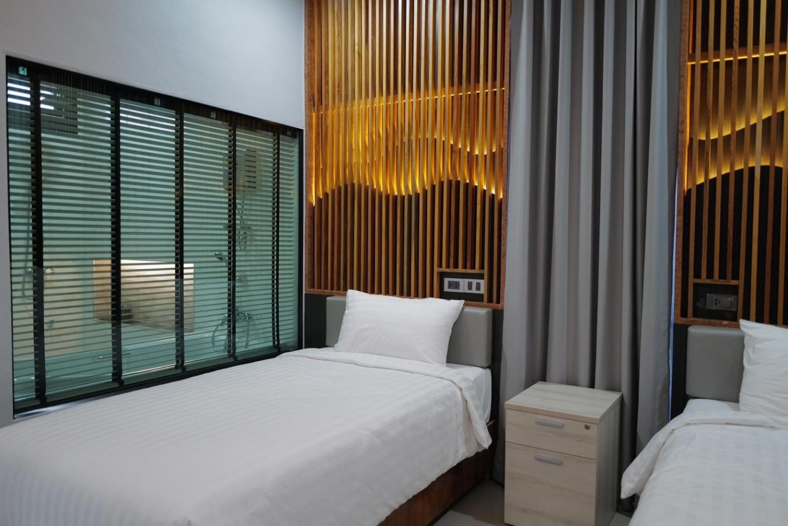 Deluxe Twin Room with Bathtub - Photo 23