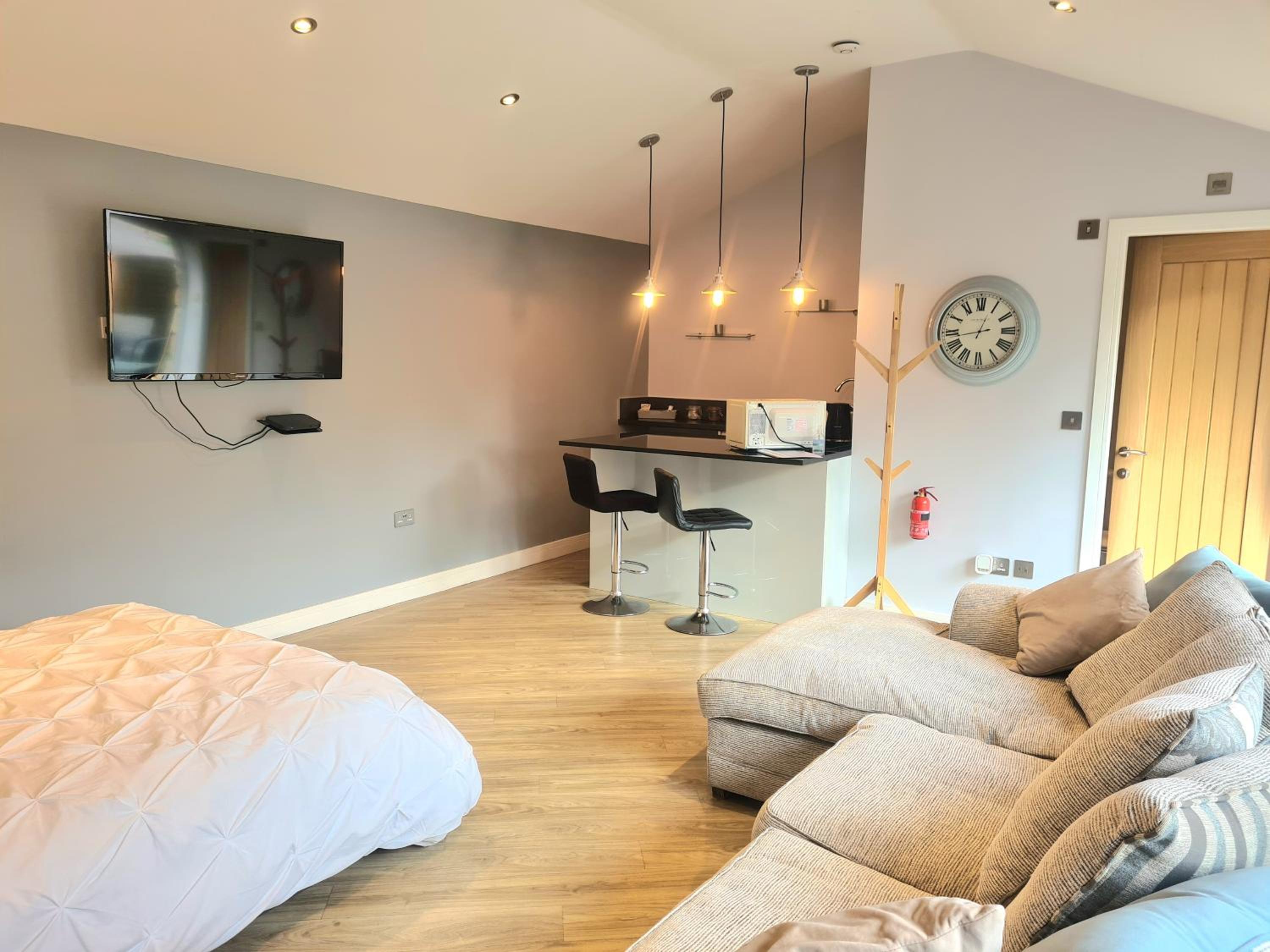One-Bedroom Apartment - Photo 2
