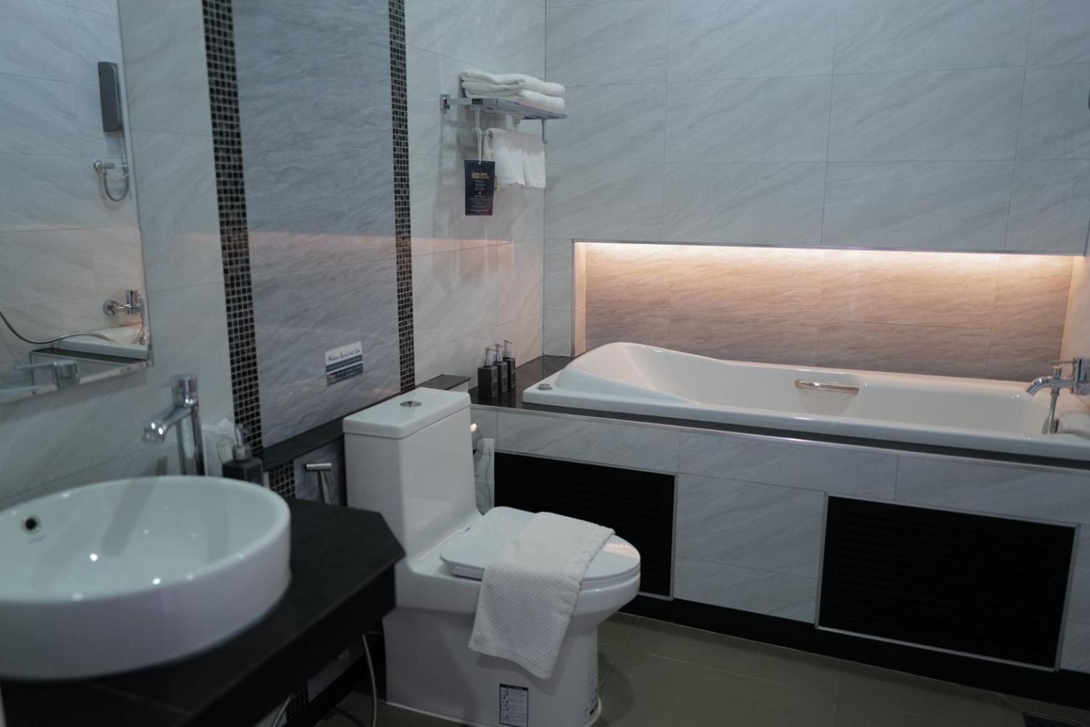 Deluxe Double Room with Jacuzzi - Photo 11