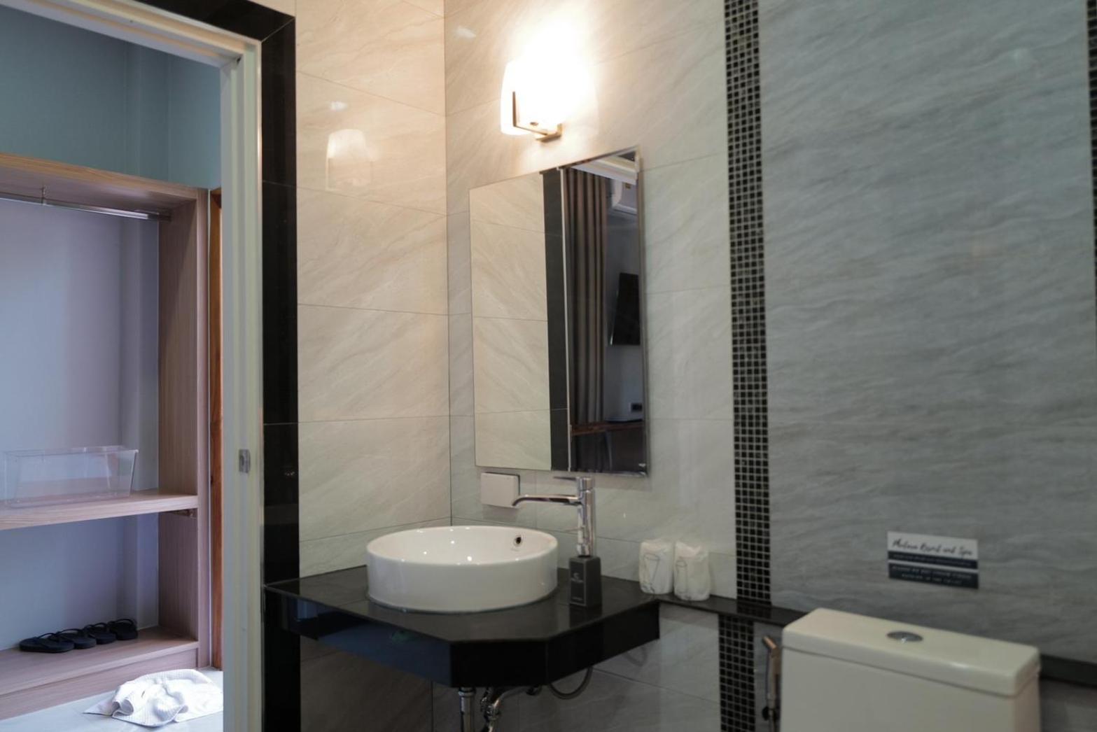 Deluxe Double Room with Jacuzzi - Photo 10