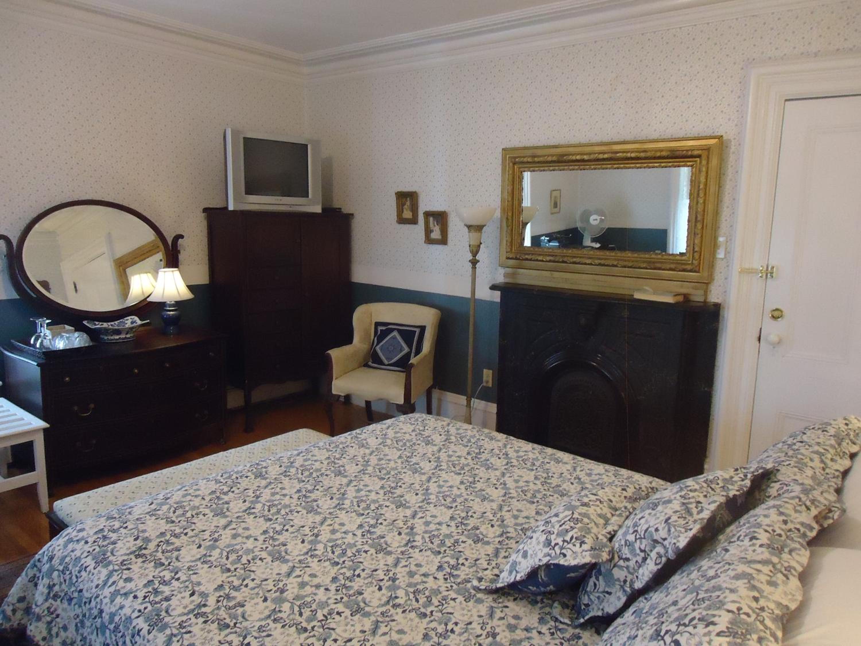 Queen Room with Ensuite Bathroom photo 2