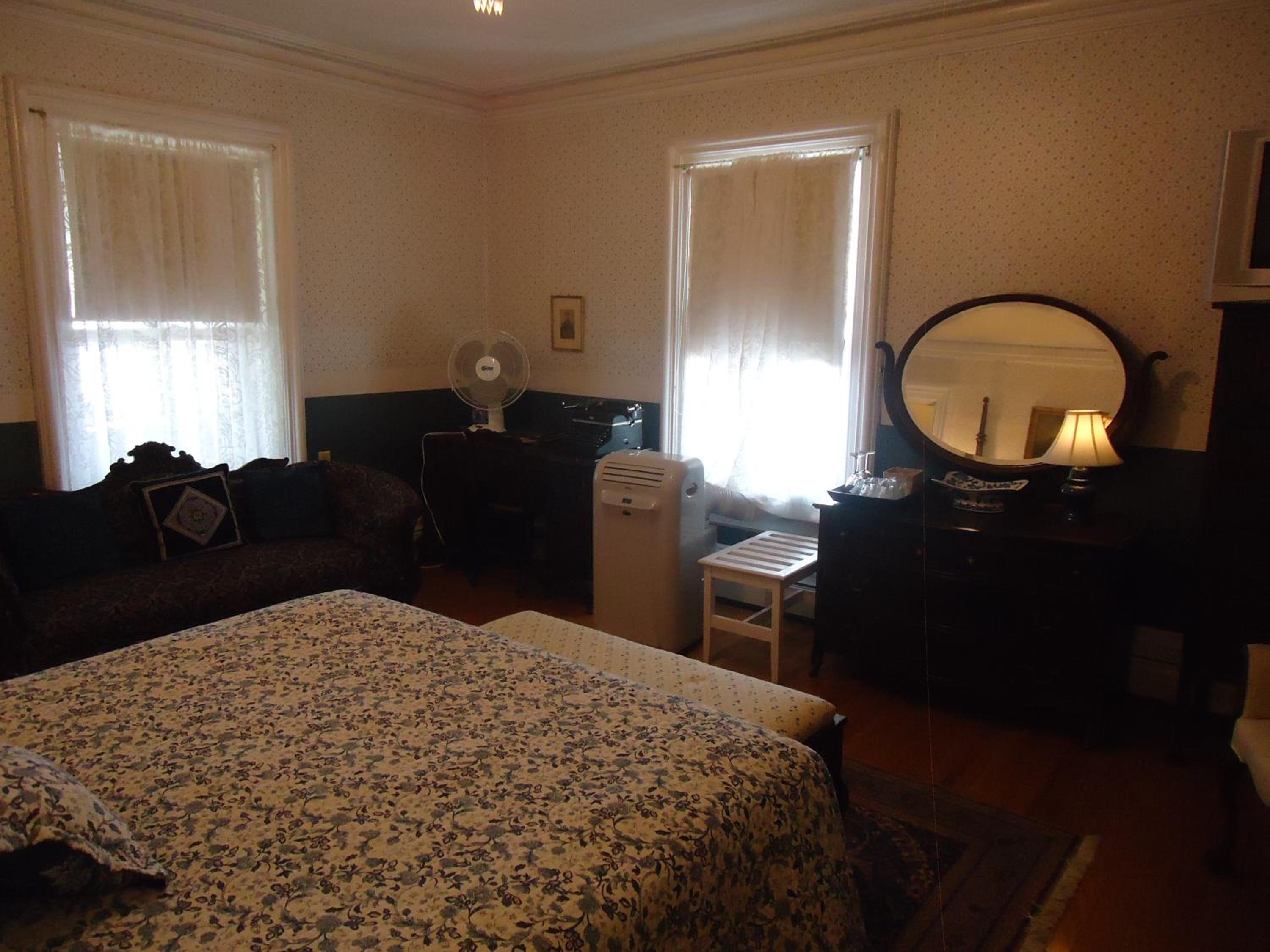 Queen Room with Ensuite Bathroom