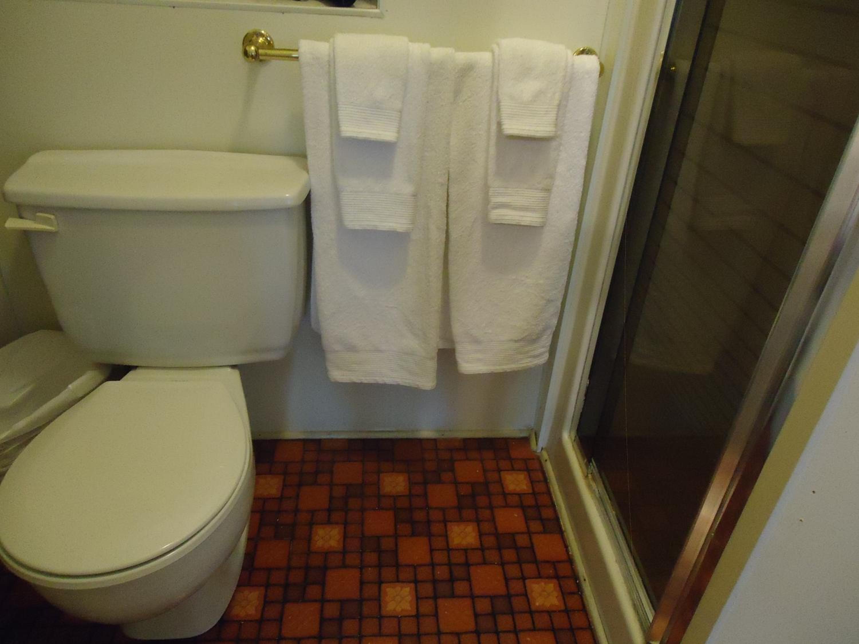 Queen Room with Ensuite Bathroom photo 3