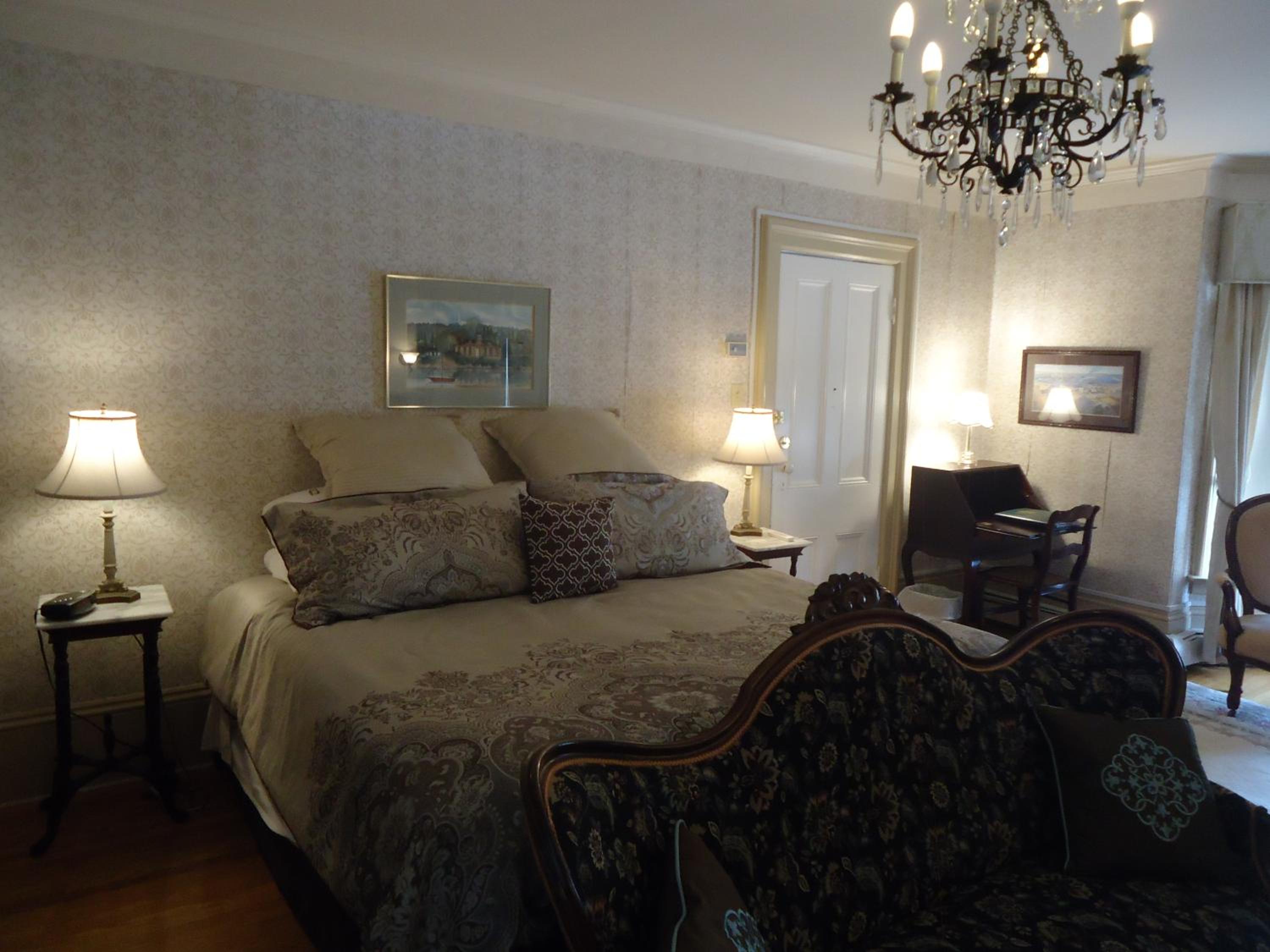 King or Twin Room with Ensuite Bathroom