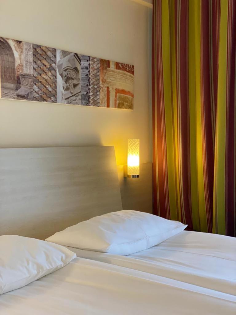 Double or Twin Room - Photo 4