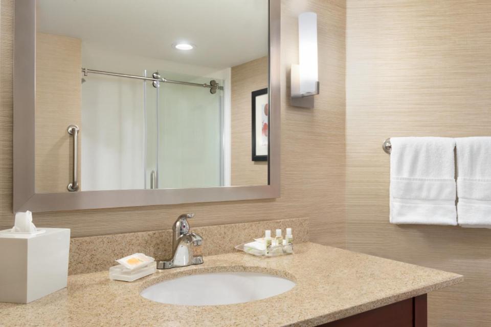 King Room - Mobility Access Tub - Non-Smoking - Photo 2