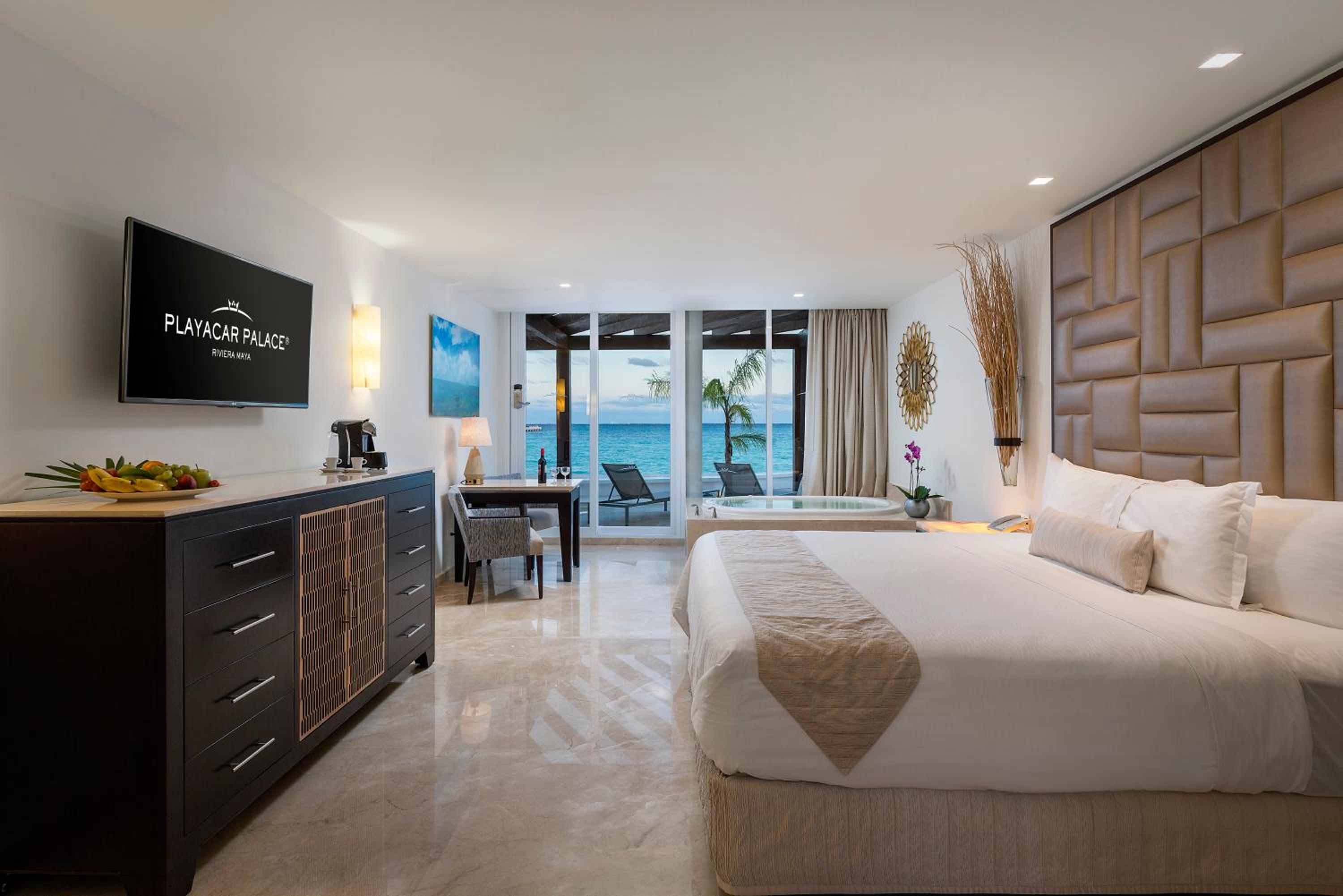 Superior Walk Out Suite Ocean Front - Kids & Teens Free