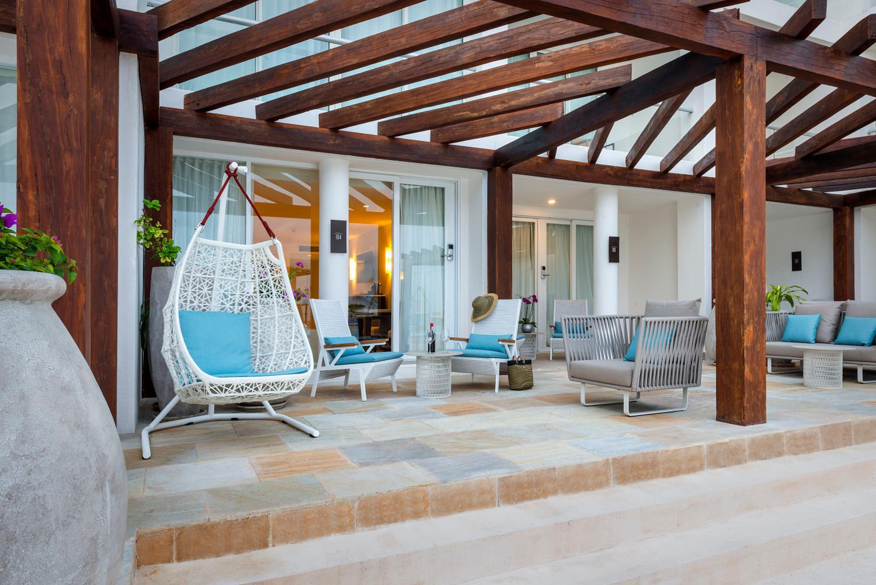 Superior Walk Out Suite Ocean Front - Kids & Teens Free