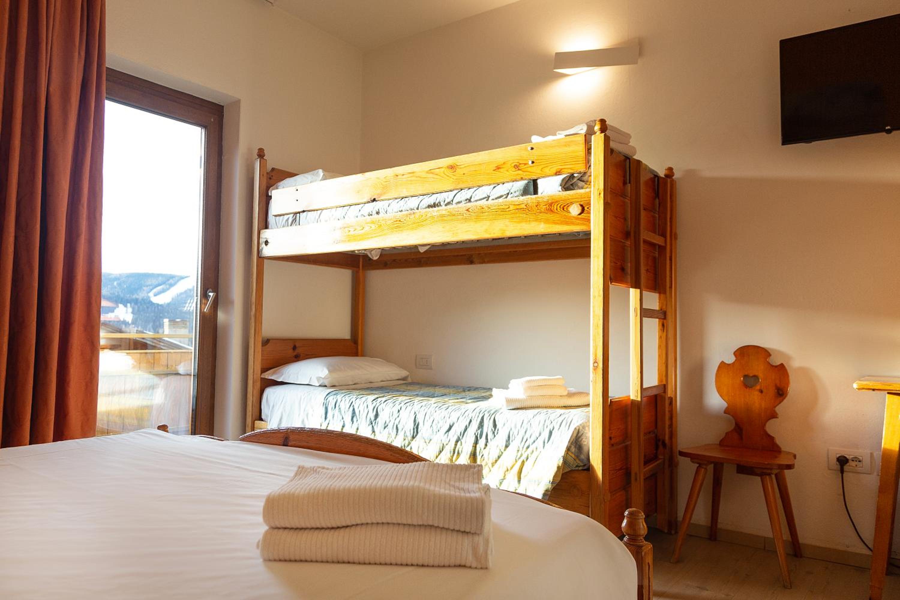 Economy Quadruple Room - Photo 4