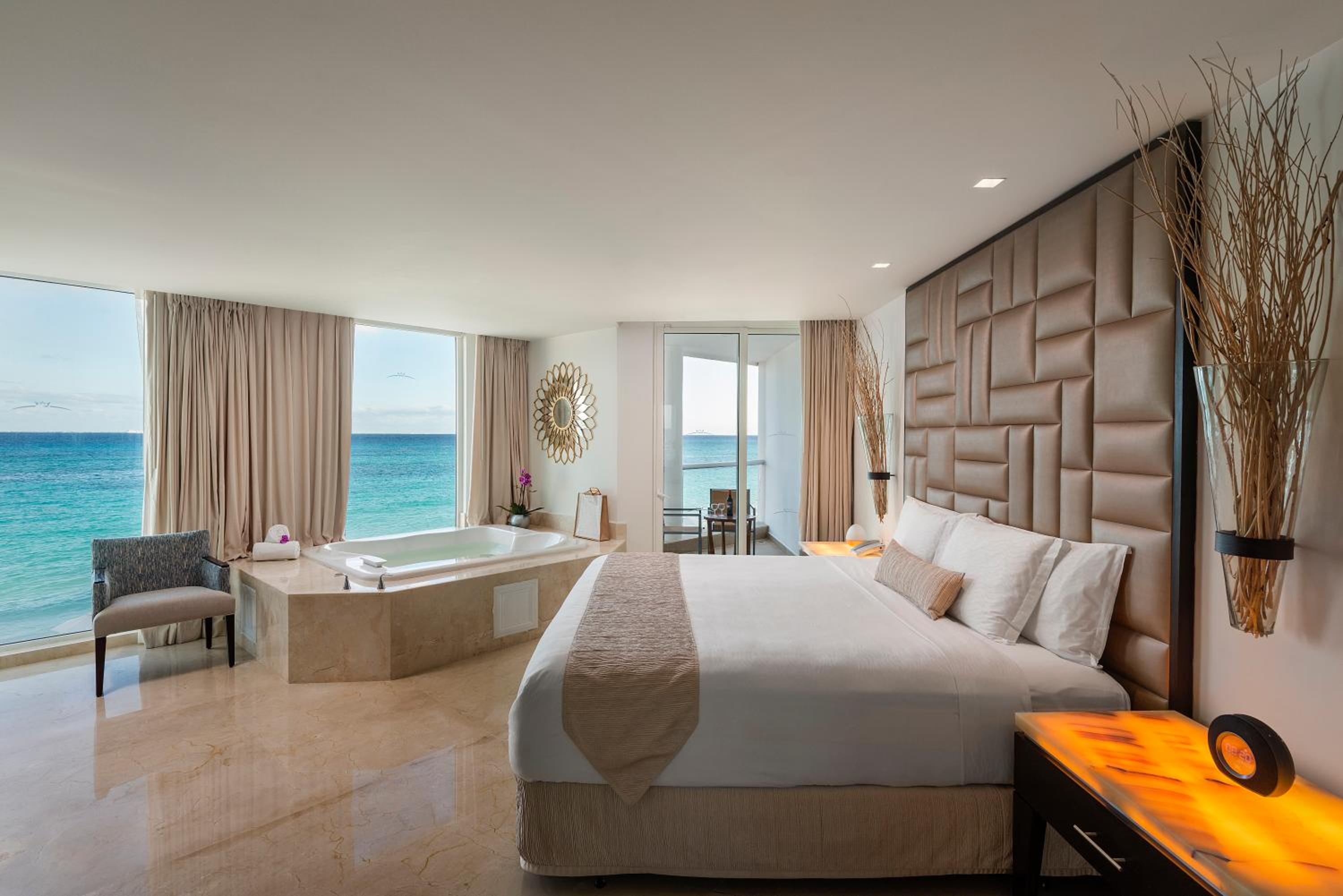 Superior Governor Suite Ocean View - King Size Bed