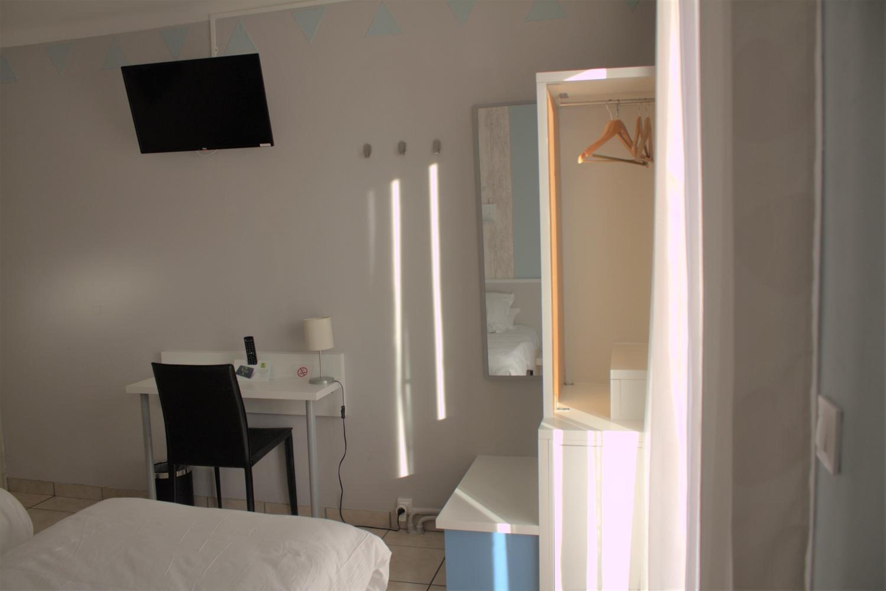 Twin Room with Pool View photo 2
