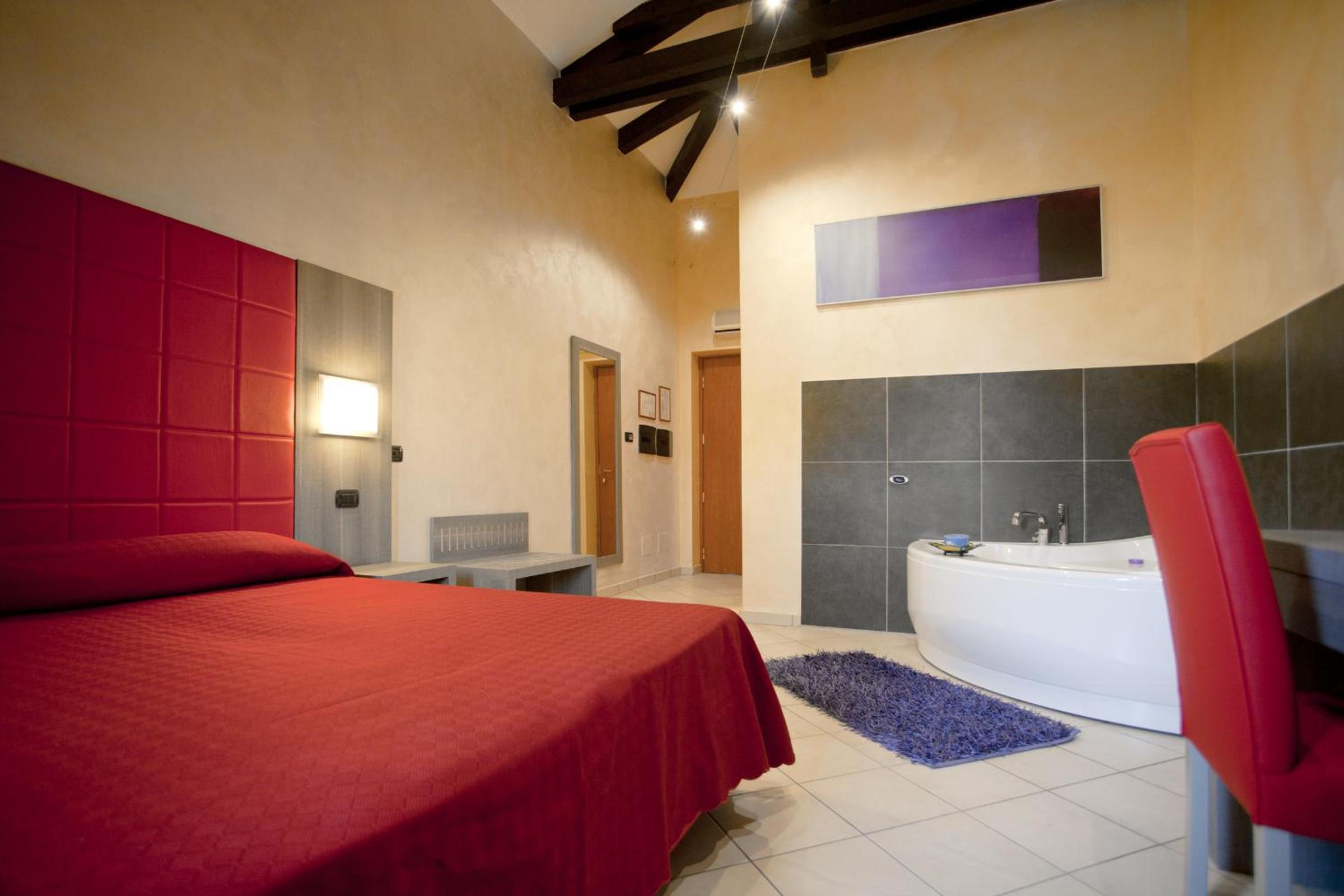 Deluxe Double Room - Photo 9