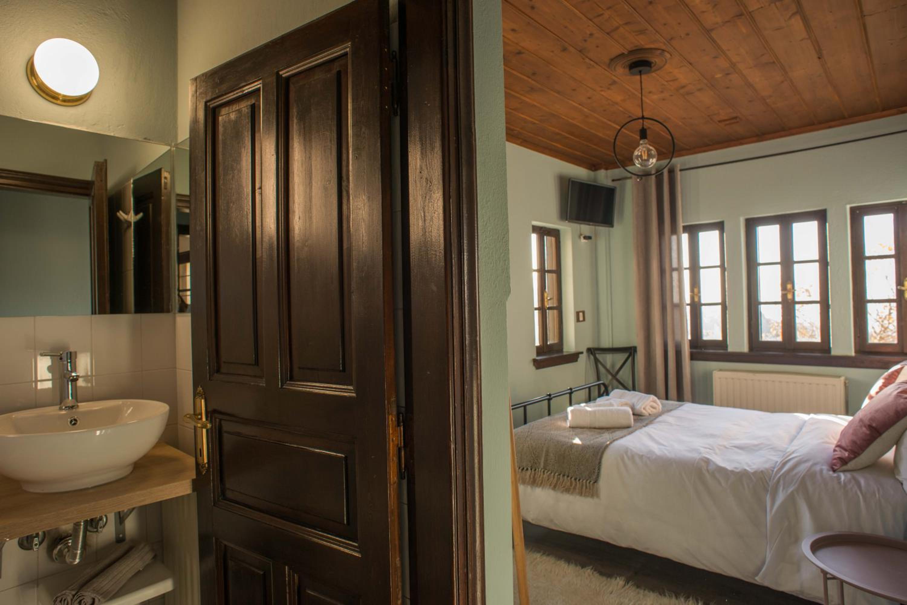 Standard Double Room - Photo 8