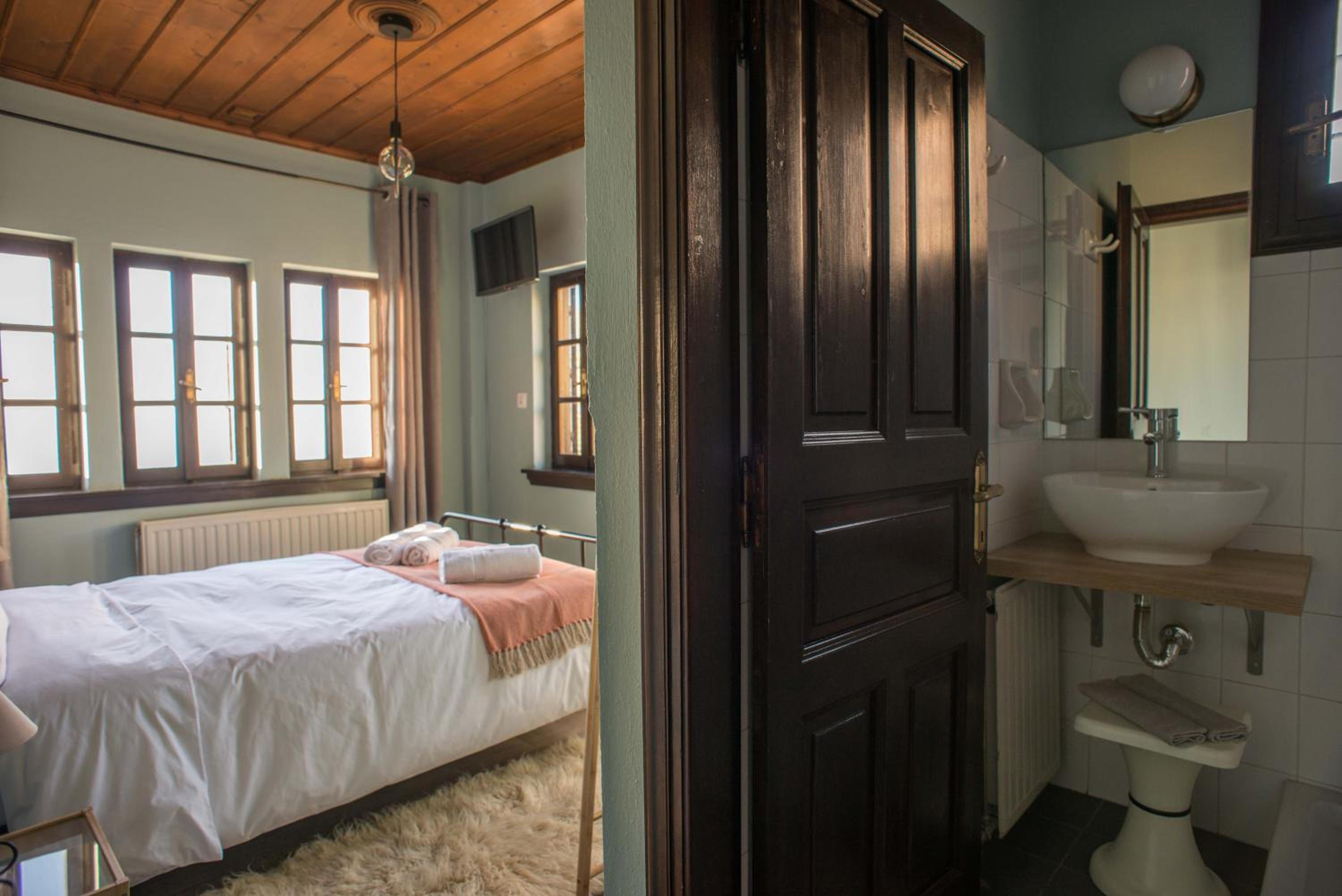 Standard Double Room - Photo 14