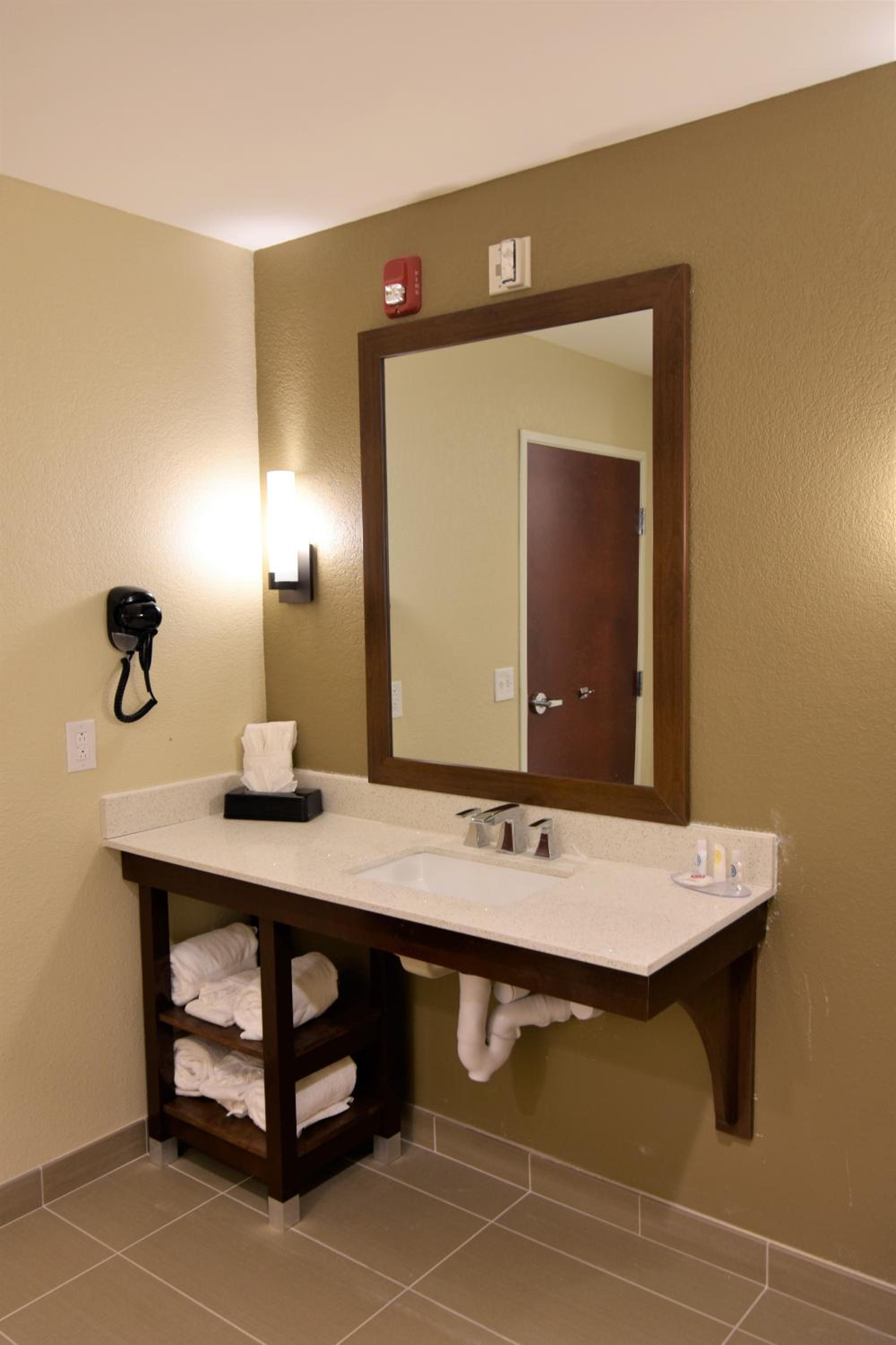 Queen Room with Two Queen Beds - Accessible/Non-Smoking  - Photo 2